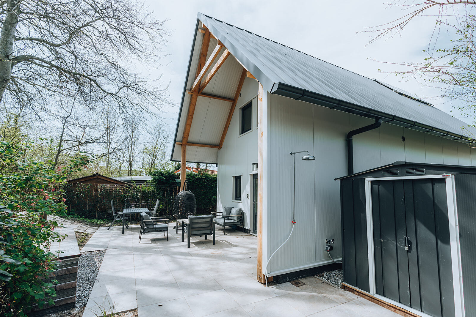 ‘La Folie’: een groot, sierlijk ingericht vakantiehuis met veel privacy aan de achterkant van een groen familiepark.