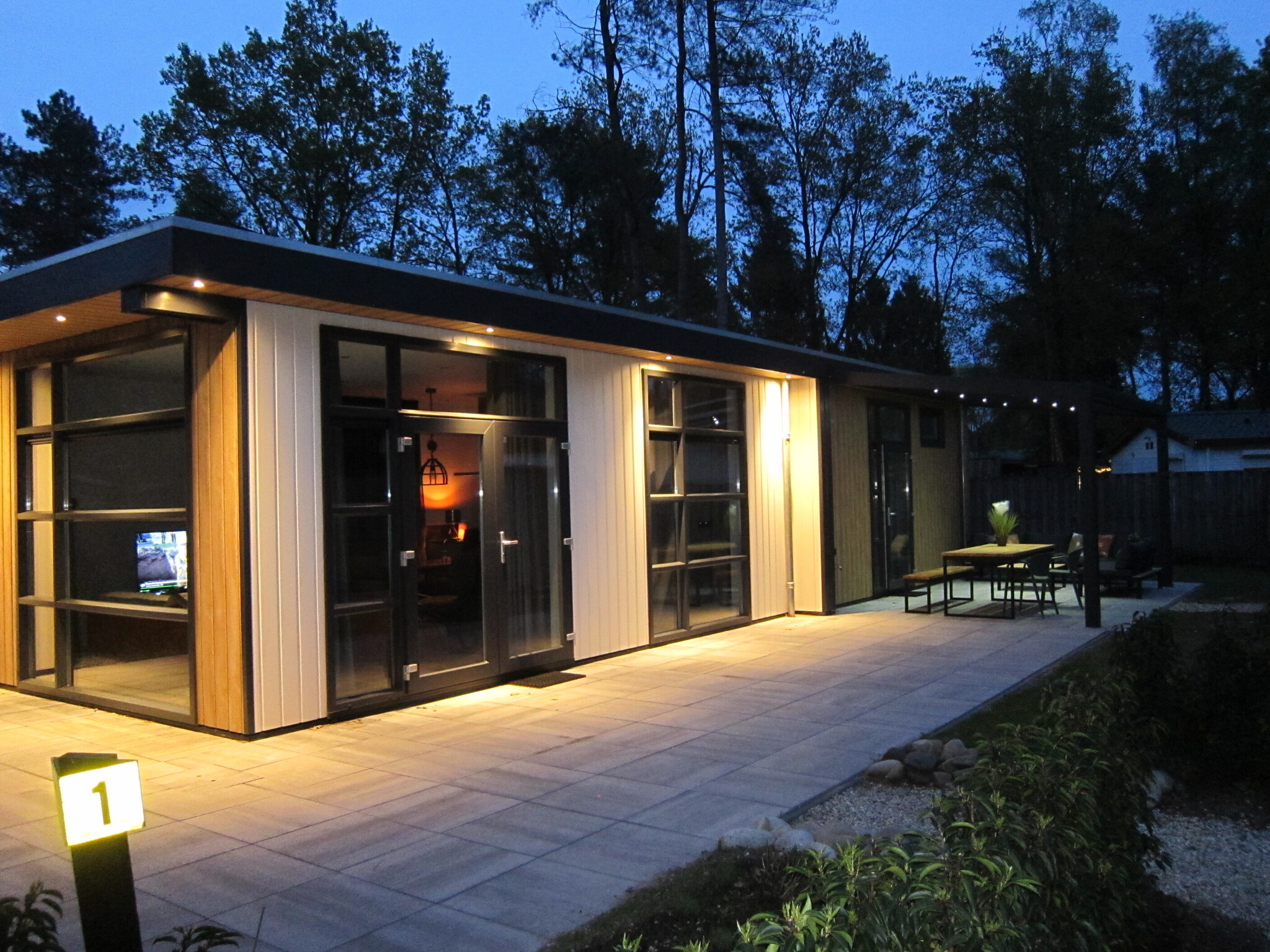 Modern eingerichtetes Chalet für 5 Personen mit einer Ladestation für Elektrofahrräder