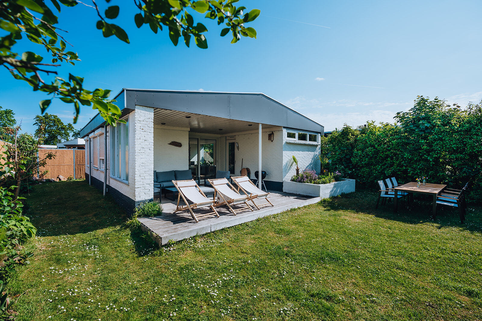 Deze charmant ingerichte vakantiewoning ligt vlakbij de zee en duinen. Ideaal met hond.
