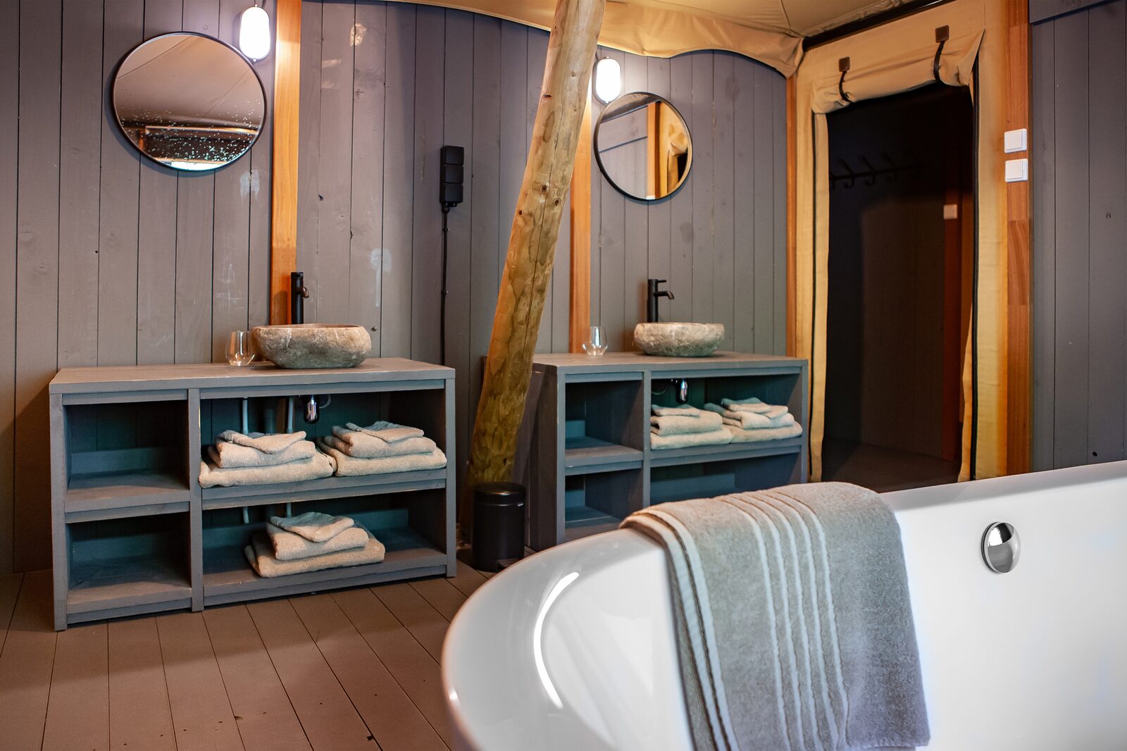 Luxury King's Lodge with Hottub | 4-8 Pers.