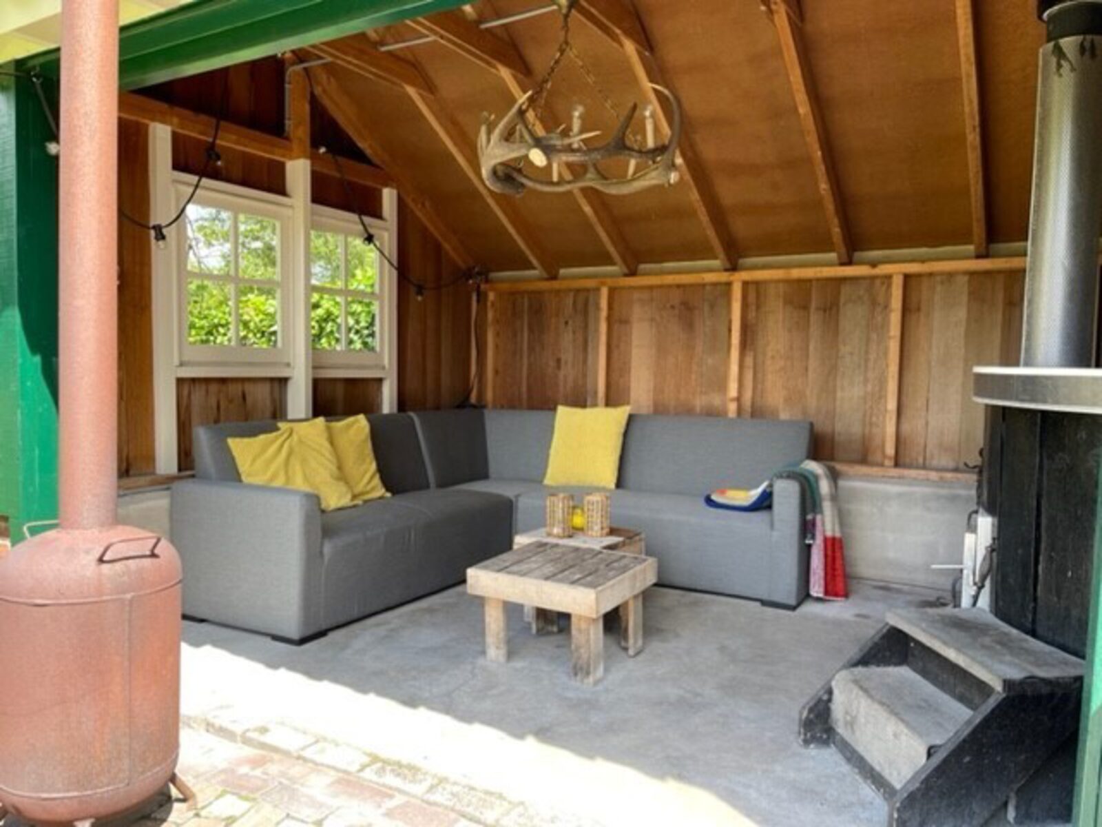 De Kastanje 5-persoons met overdekte lounge en hottub, barrelsauna, stoomsauna, ligbad, sunshower, wifi