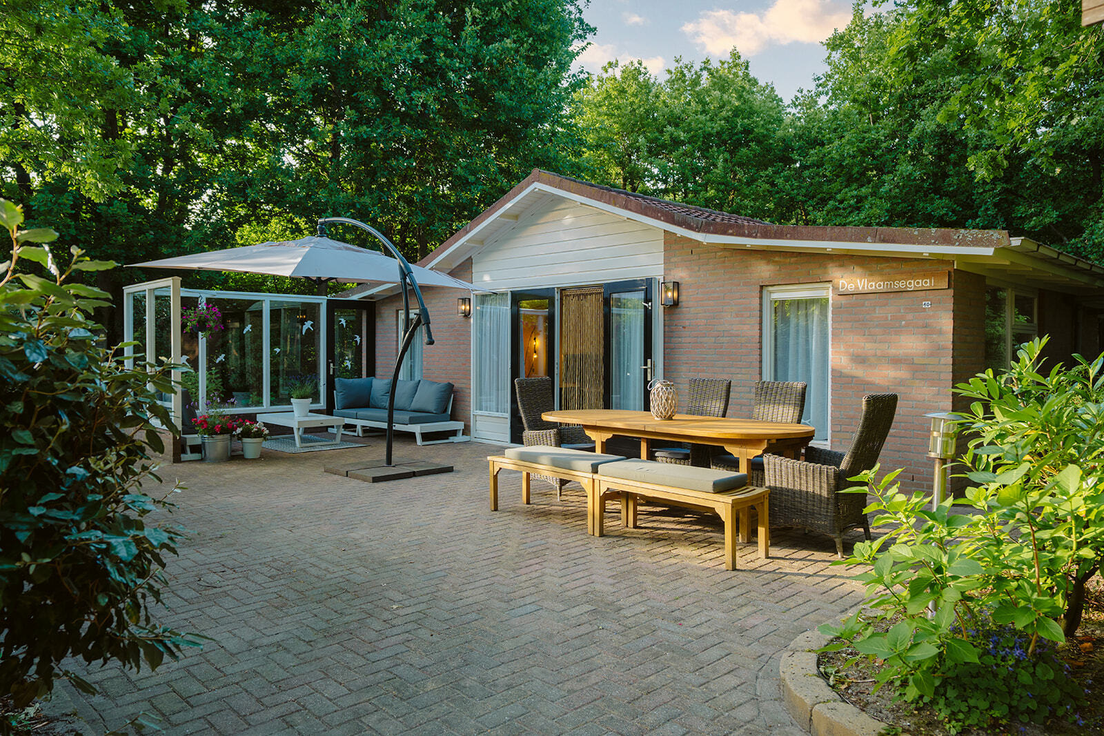 Comfortabel ingericht vakantiehuis omgeven door bomen met veel privacy en een ruime tuin.