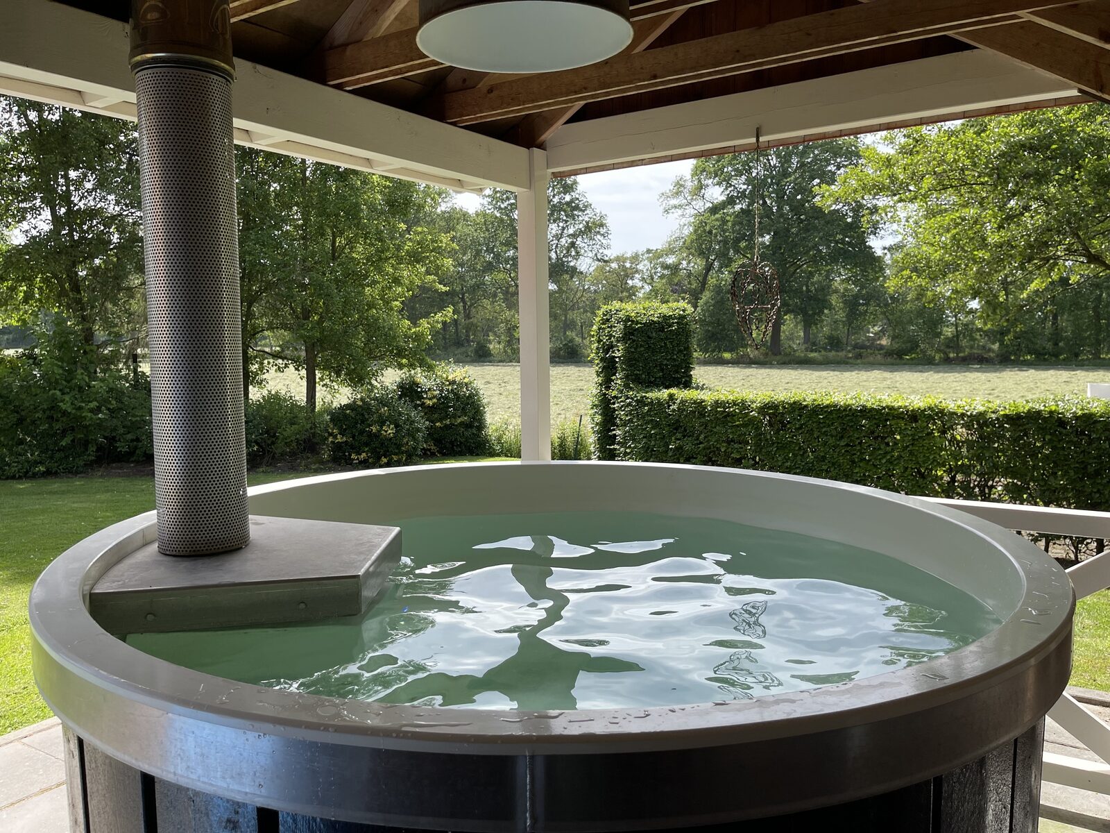 De Appelbloesem 6-persoons met overdekte hottub, barrelsauna, lounge, wifi