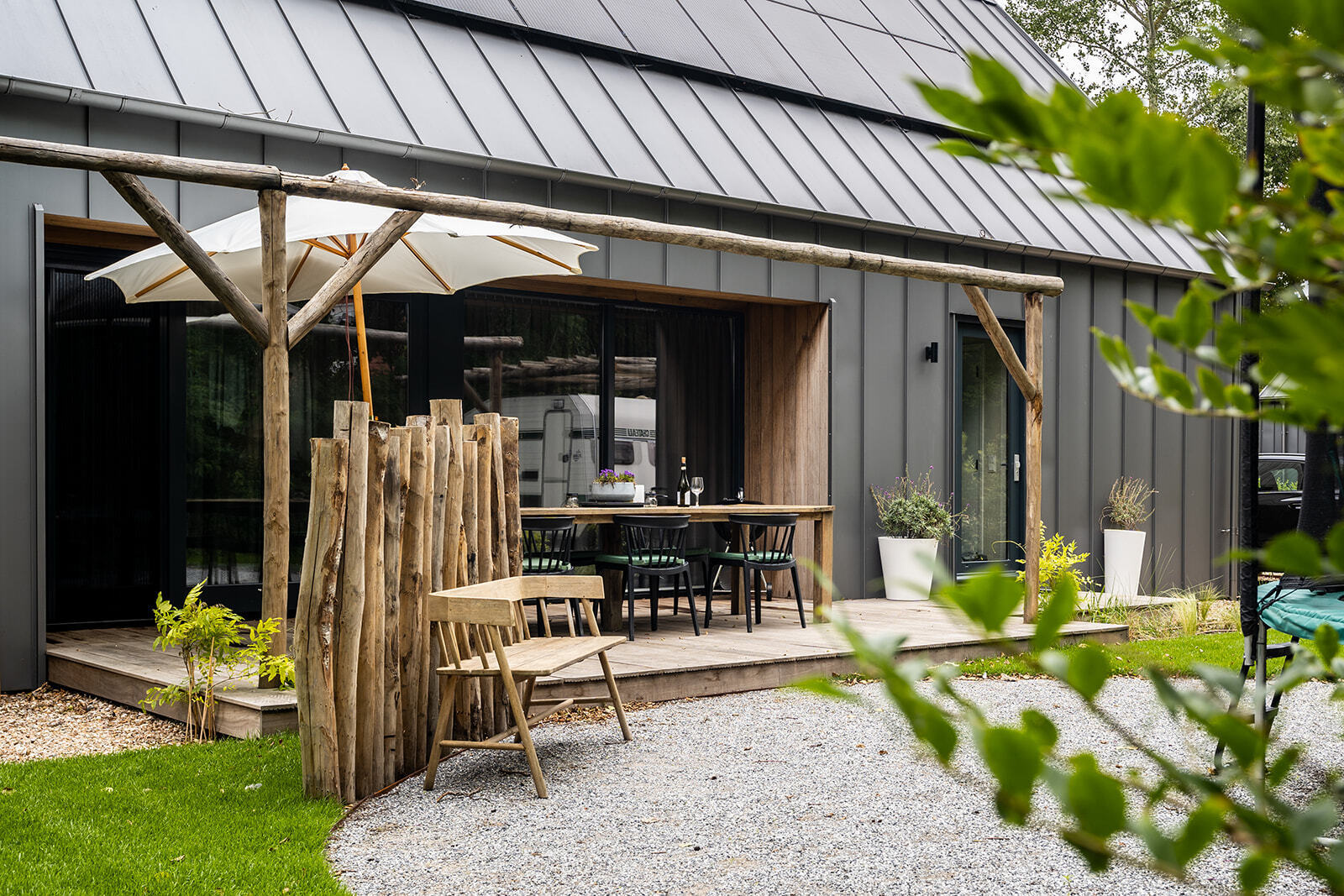 Deze stijlvolle en luxe vakantiewoning vlak bij zee, is perfect voor gezinnen en alle seizoenen. Met een grote tuin en moderne keuken geniet u hier van rust, comfort en quality time samen.