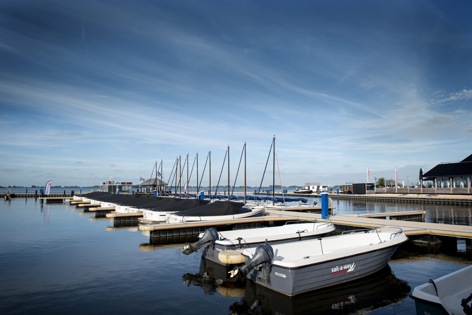 Houseboat 'Elysium' met eigen aanlegsteiger - Paviljoenwei 4-14 | Sneek (Offingawier)
