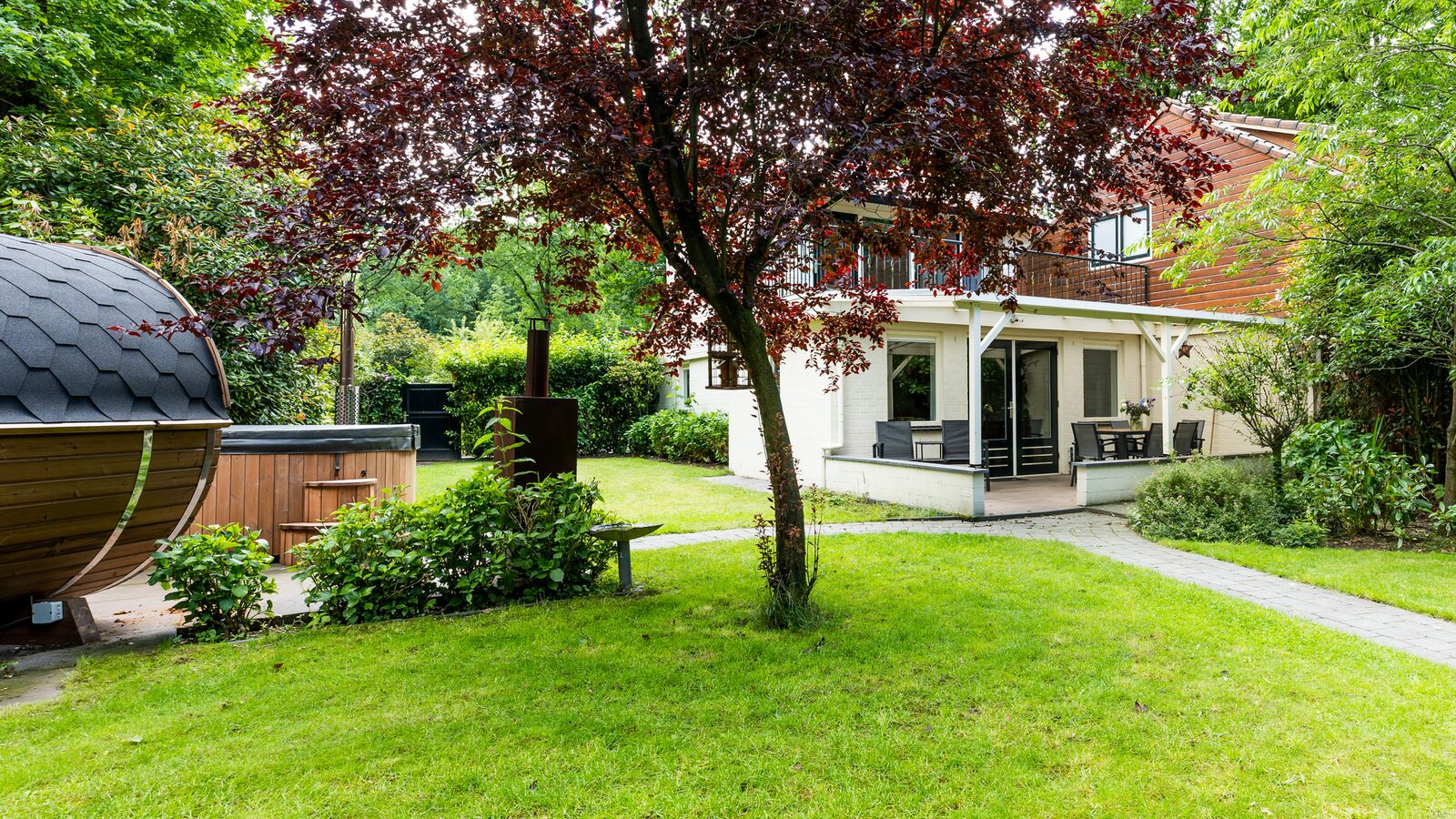 Bos Bungalow with Wellness 