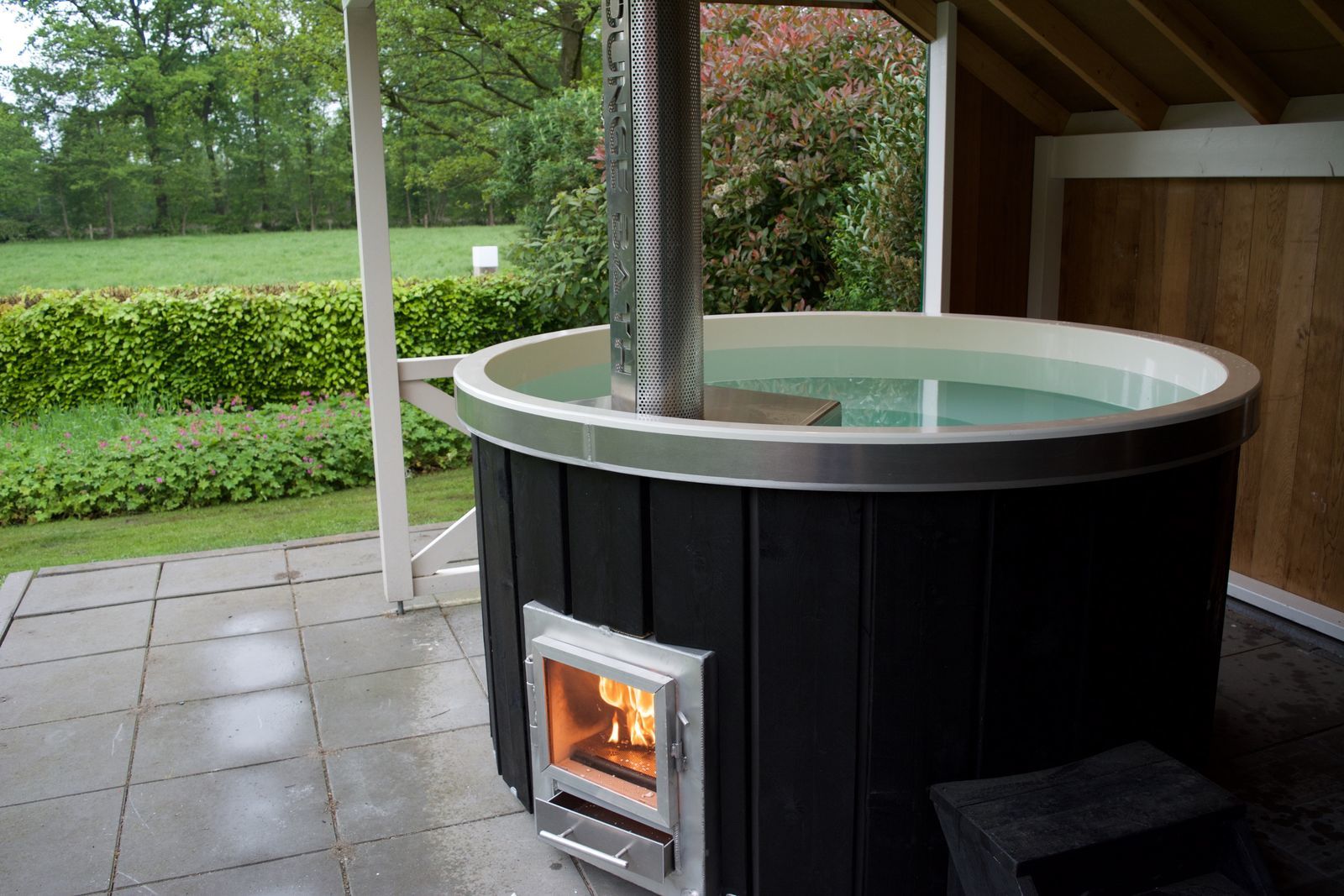 De Appelbloesem 6-persoons met overdekte hottub, barrelsauna, lounge, wifi