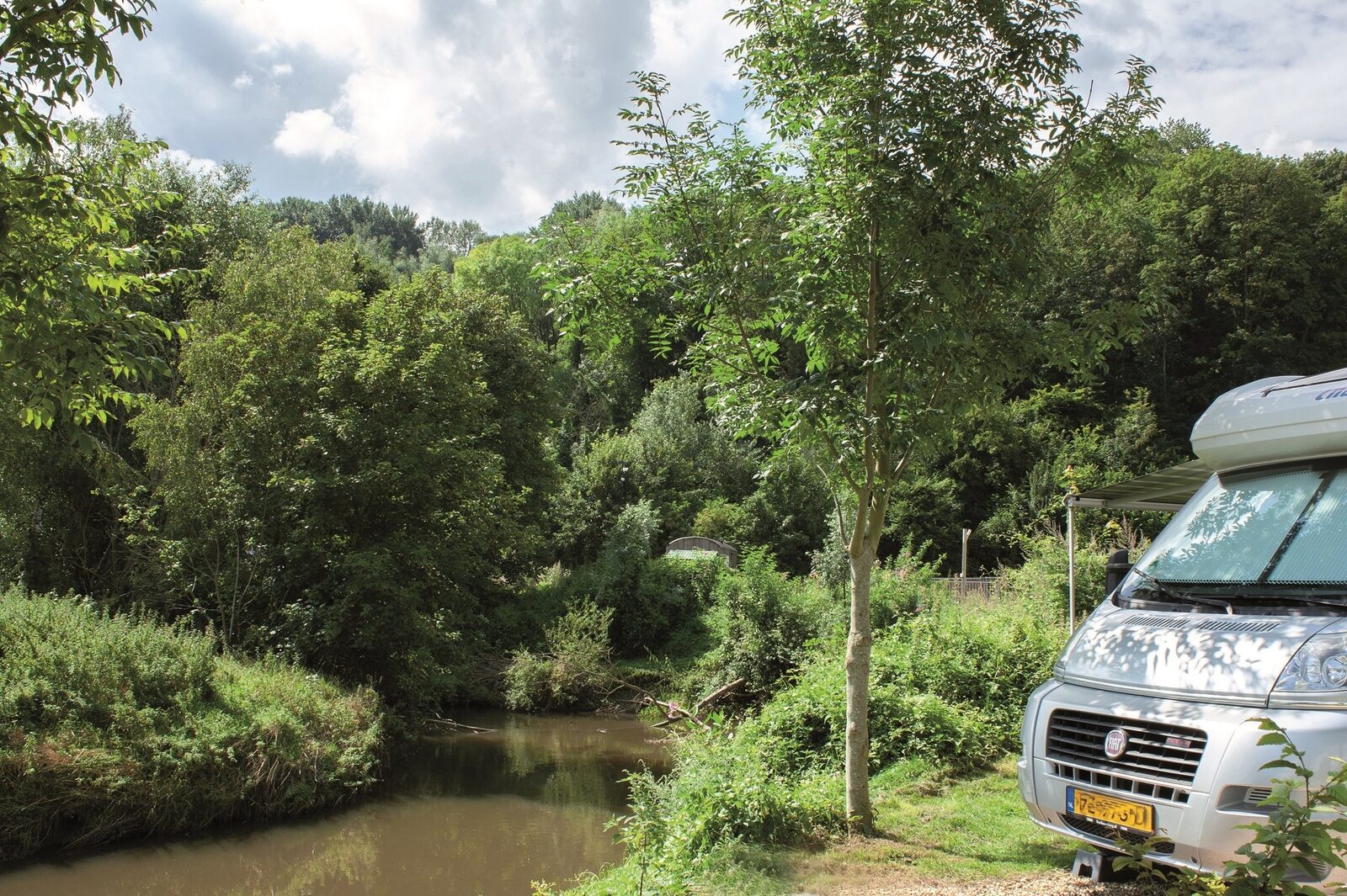 Stellplatz am Fluss für Wohnmobil 