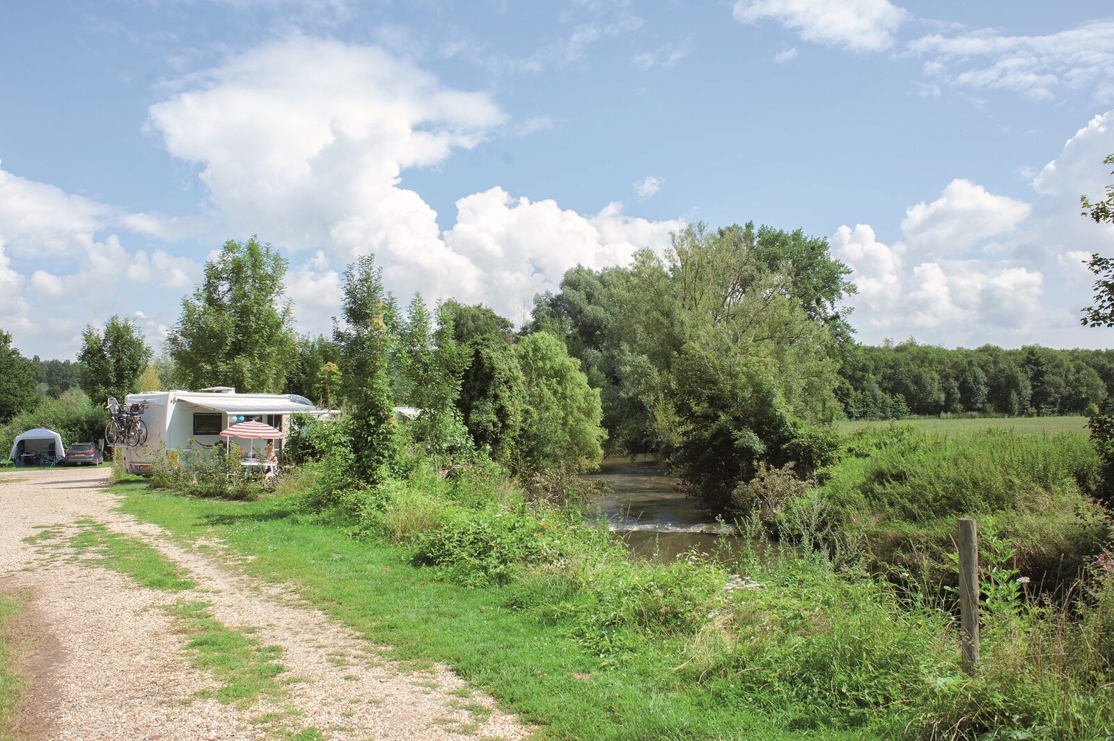 Stellplatz am Fluss für Wohnmobil 