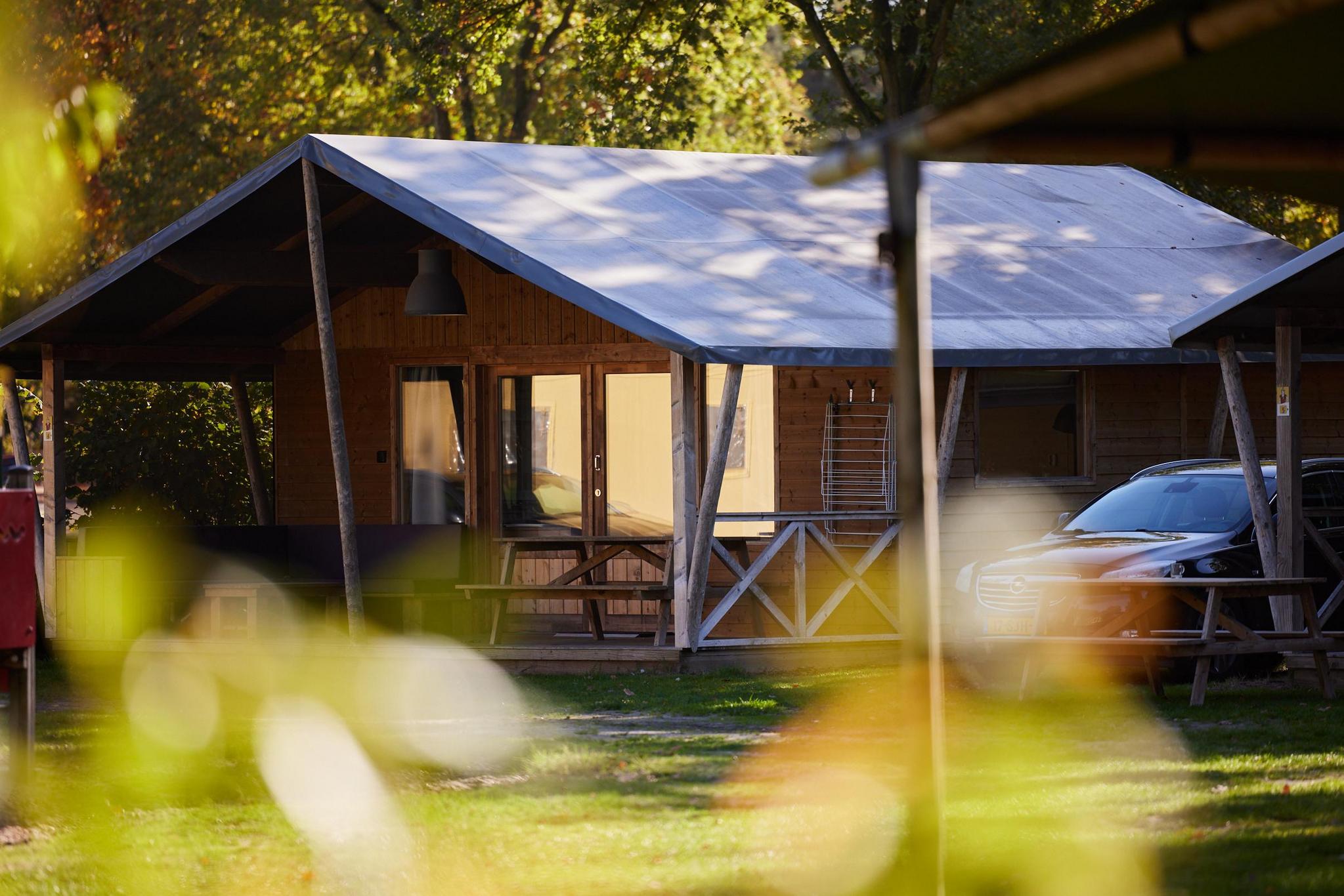 Beleef het buitenleven van een tent, maar geniet van het comfort van thuis in deze lodge! 🌞