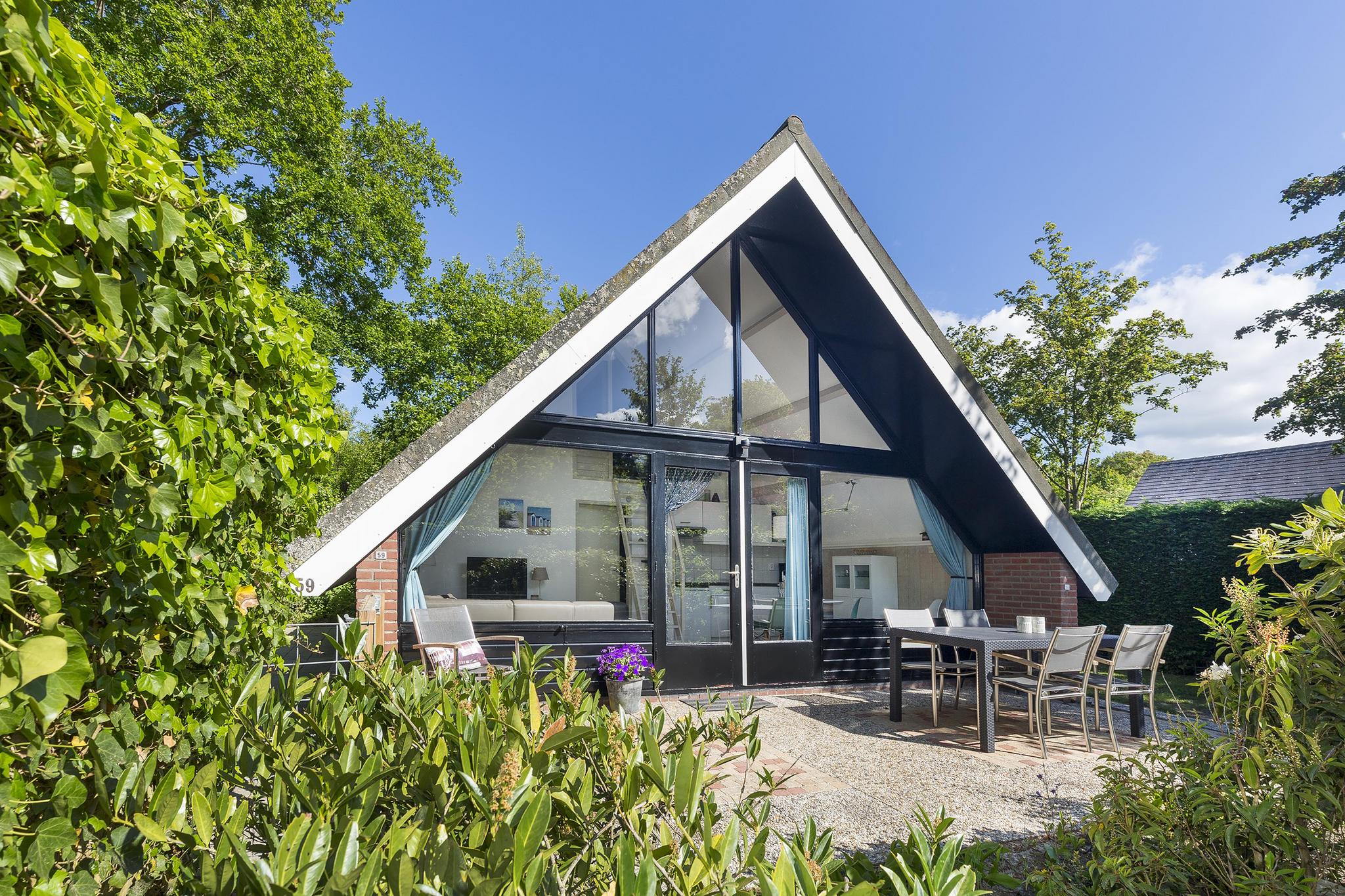 Een comfortabel ingericht vakantiehuis aan de zee met een omheinde tuin die veilig is voor kinderen en huisdieren.
