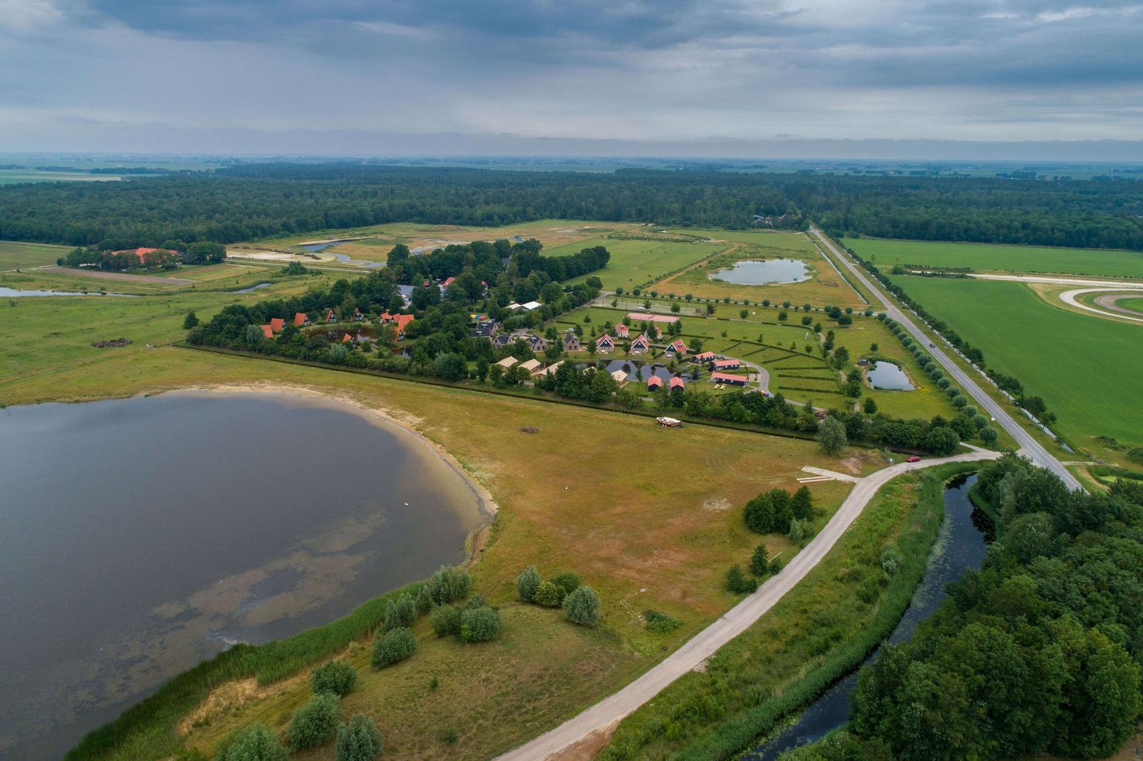 Het gehele vakantiepark + naastgelegen activiteitenterrein (maximaal 2000 personen)