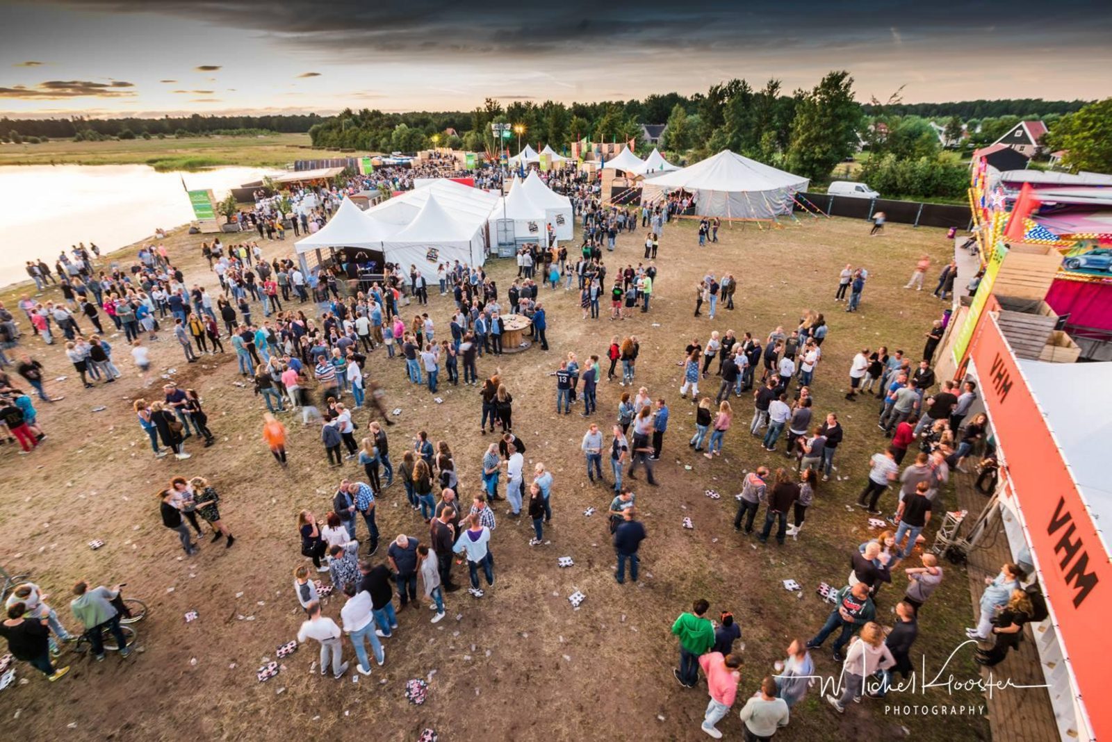 Het gehele vakantiepark + naastgelegen activiteitenterrein (maximaal 2000 personen)