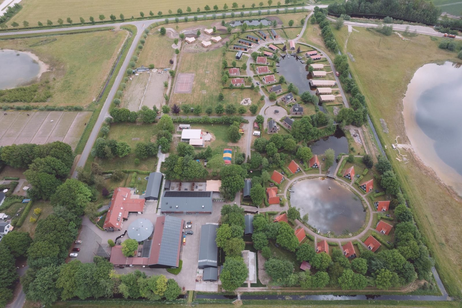 Het gehele vakantiepark + naastgelegen activiteitenterrein (maximaal 2000 personen)
