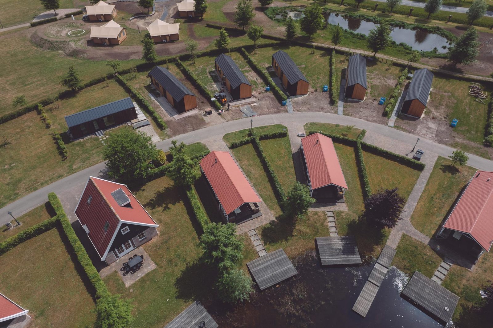 Het gehele vakantiepark + naastgelegen activiteitenterrein (maximaal 2000 personen)