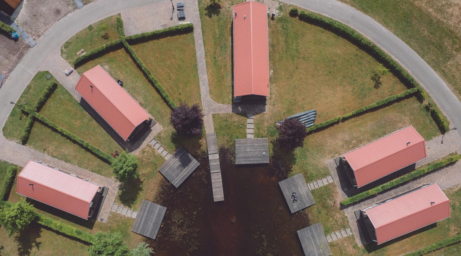 Het gehele vakantiepark + naastgelegen activiteitenterrein (maximaal 2000 personen)