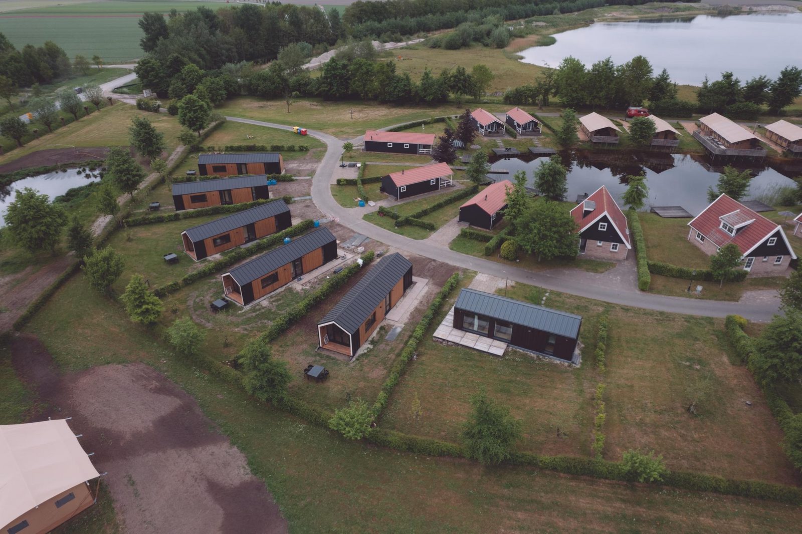 Het gehele vakantiepark + naastgelegen activiteitenterrein (maximaal 2000 personen)