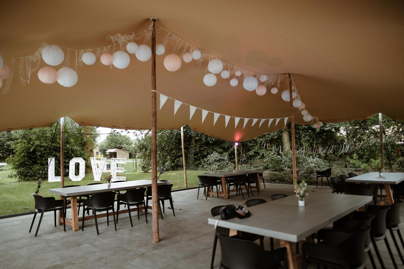 Het gehele vakantiepark + naastgelegen activiteitenterrein (maximaal 2000 personen)