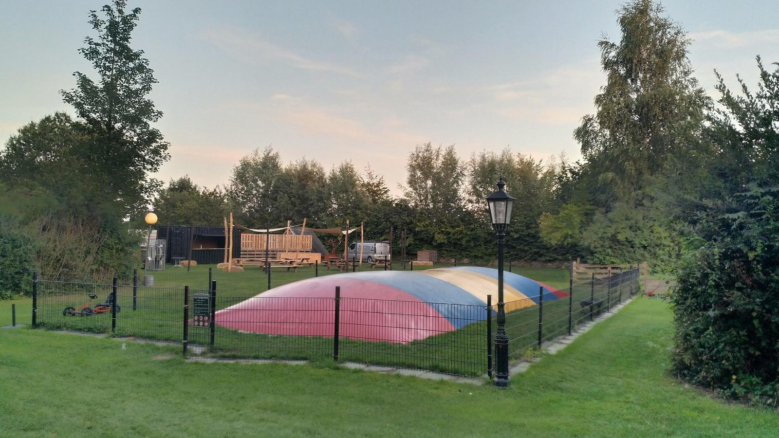 Het gehele vakantiepark + naastgelegen activiteitenterrein (maximaal 2000 personen)