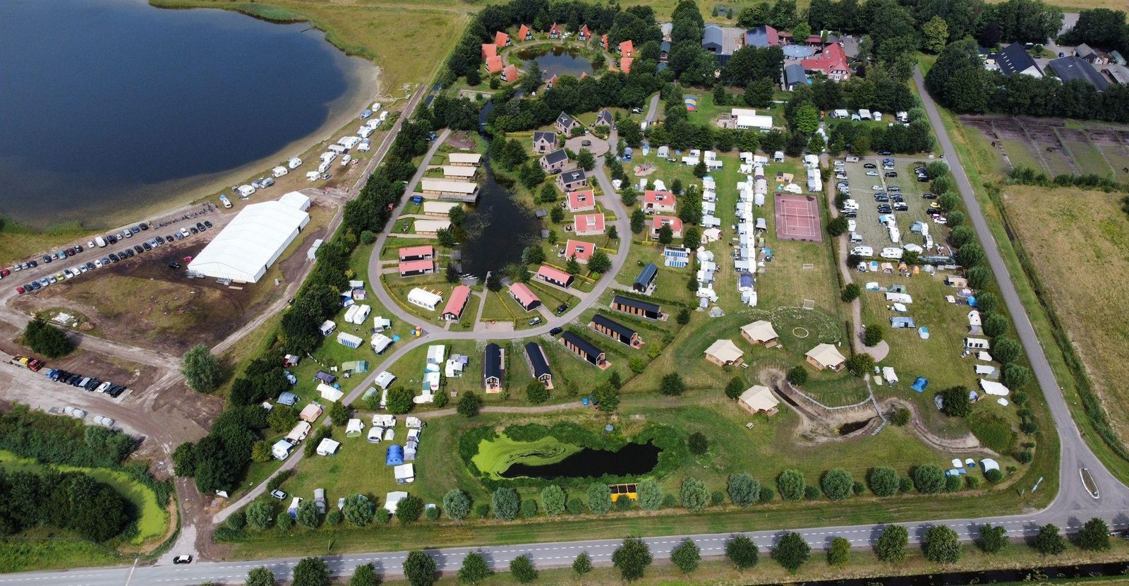 Het gehele vakantiepark + naastgelegen activiteitenterrein (maximaal 2000 personen)
