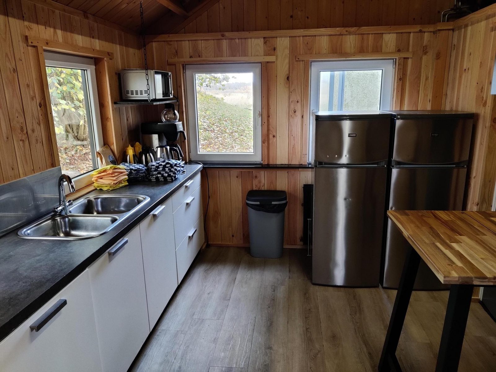 Groepsverblijf groepstent met 3 vijfpersoons glamping tenten (15 personen)