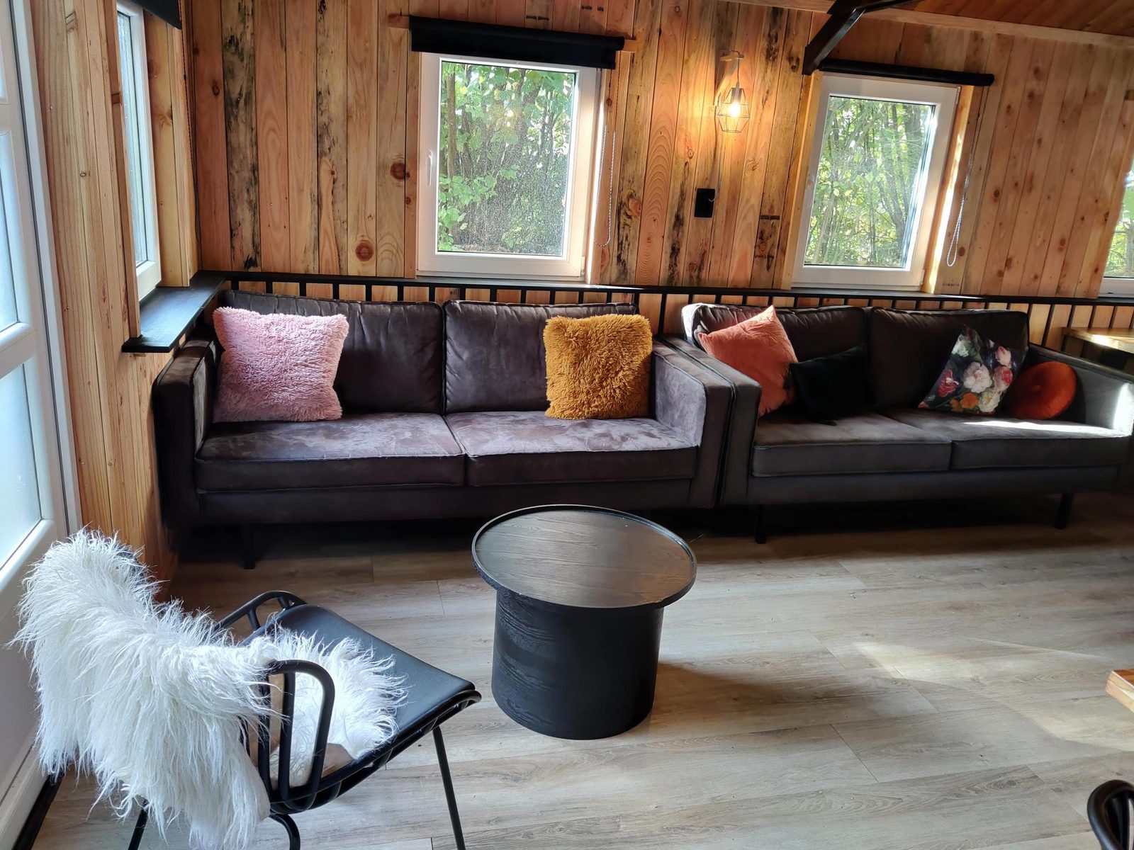 Groepsverblijf groepstent met 3 vijfpersoons glamping tenten (15 personen)