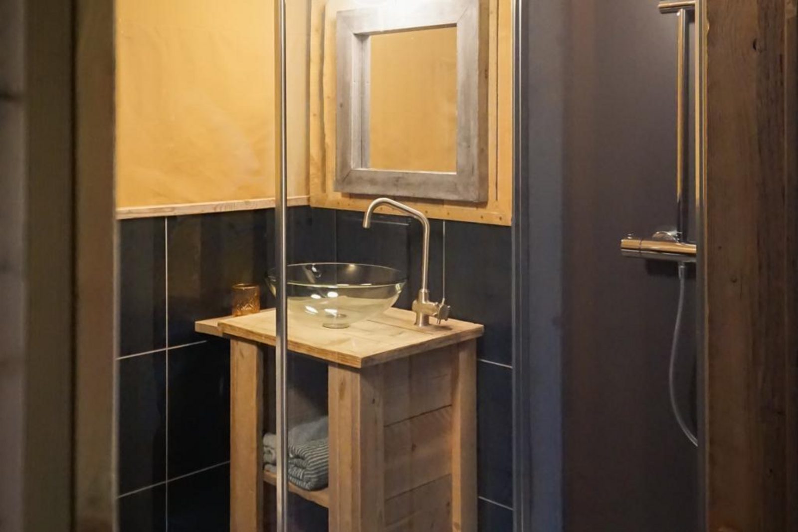 Luxe safaritent met badkamer
