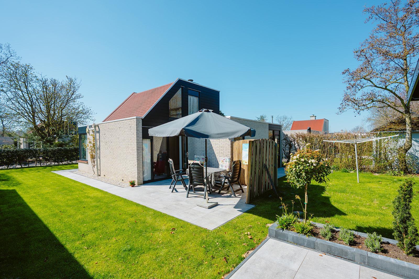 Deze sfeervol ingerichte bungalow ligt, heel rustig gelegen in een doodlopend straatje op het bekroonde vakantiepark De Klepperstee, vlak achter de duinen, in Ouddorp.