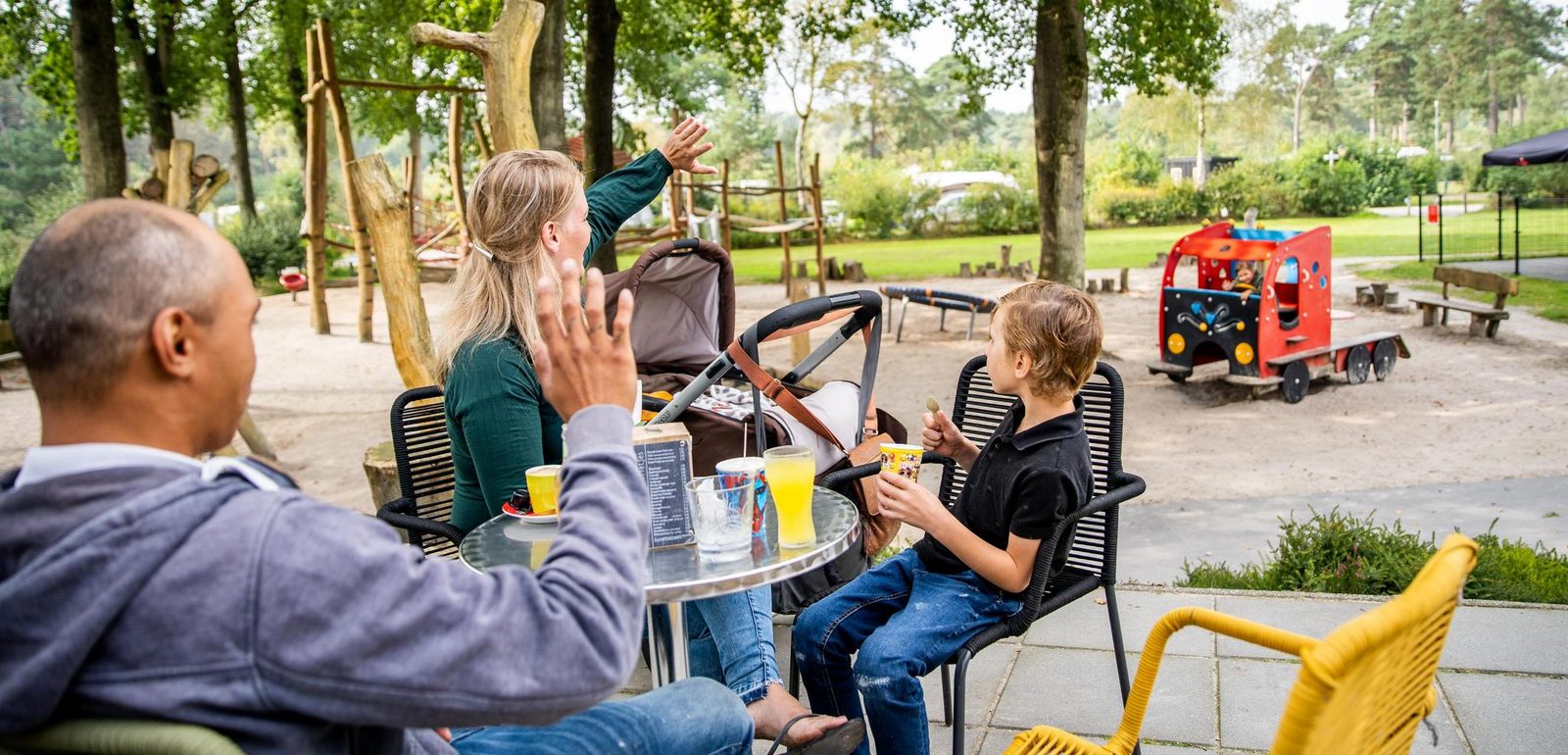Stellplatz mit Privatsanitär hinter dem Platz