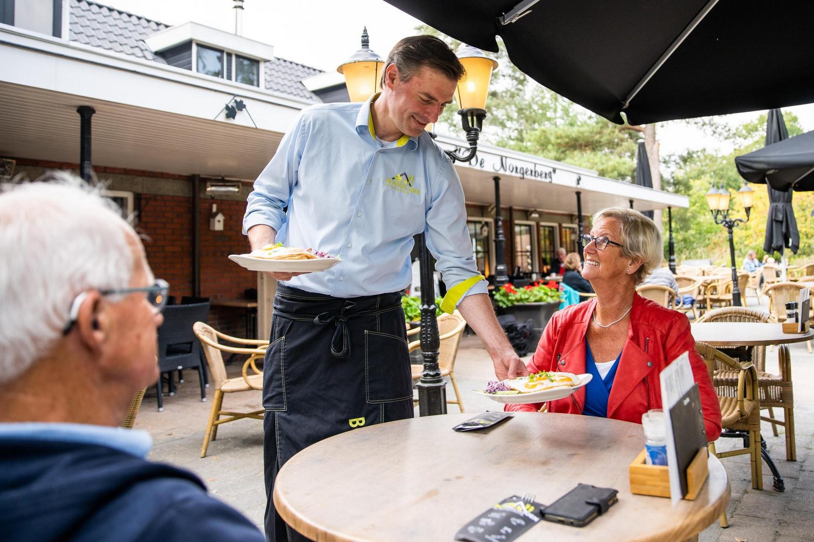 Stellplatz mit Privatsanitär hinter dem Platz