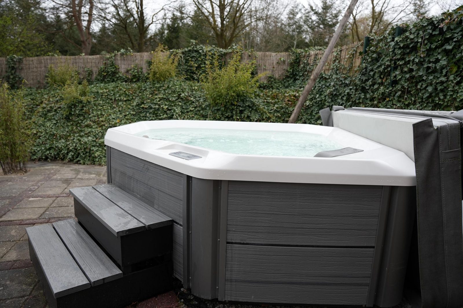 De Elysium 2-persoons met bubbelbad binnen én buiten hotspring bad, sauna, sunshower, stadstuin, wifi