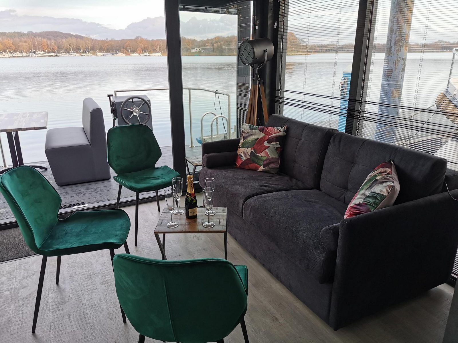 Houseboat Marina Mookerplas 4-6 persons (roof terrace)