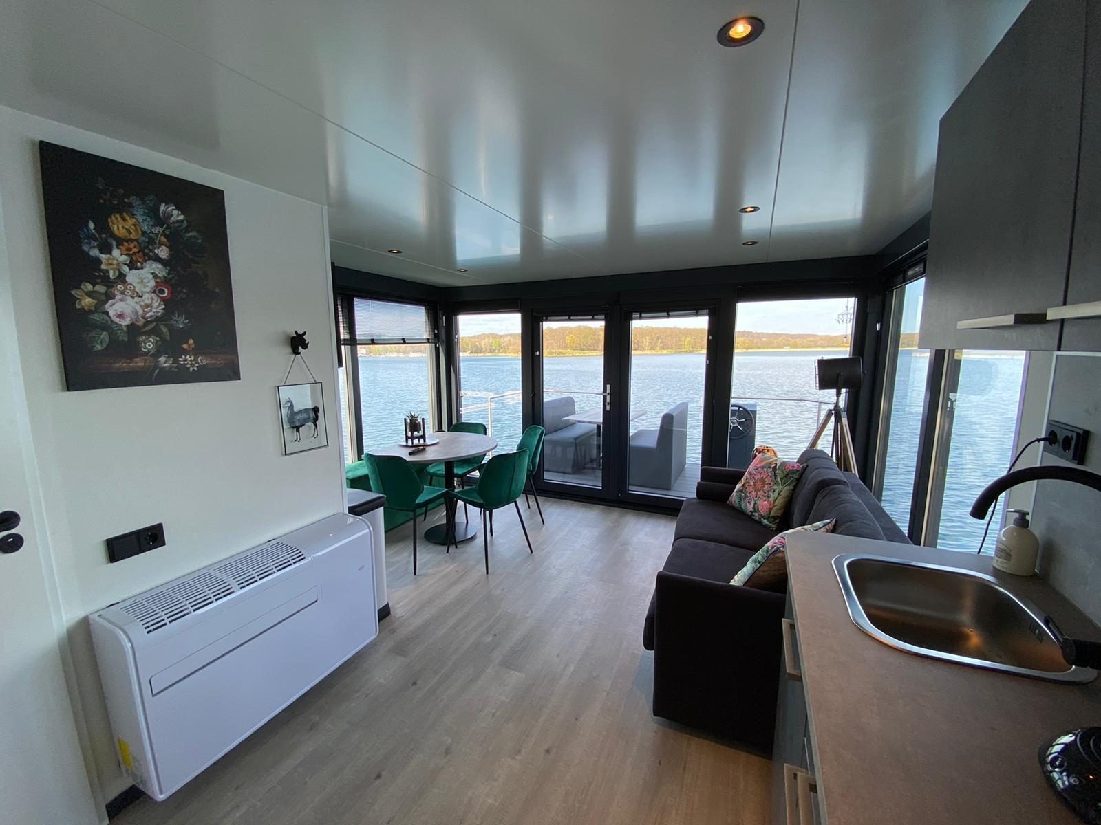 Houseboat Marina Mookerplas 4-6 persons (roof terrace)