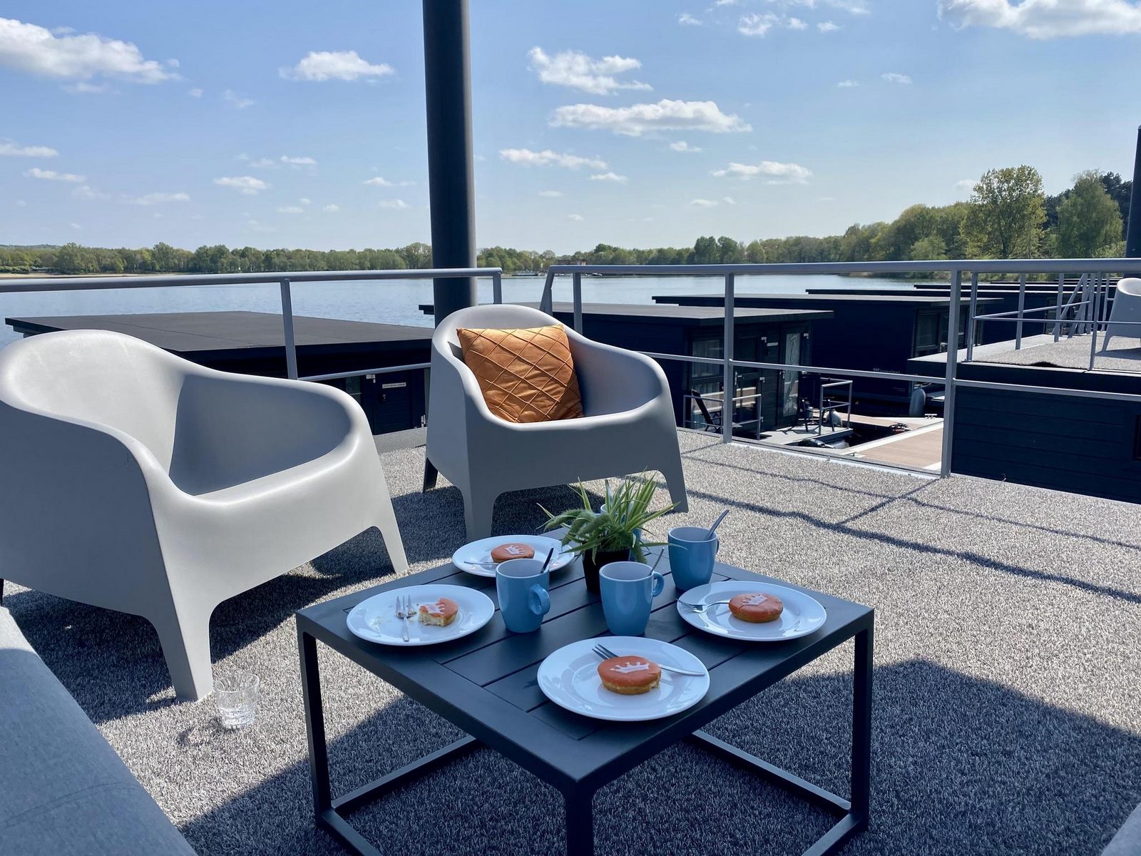 Houseboat Marina Mookerplas 4-6 persons (roof terrace)