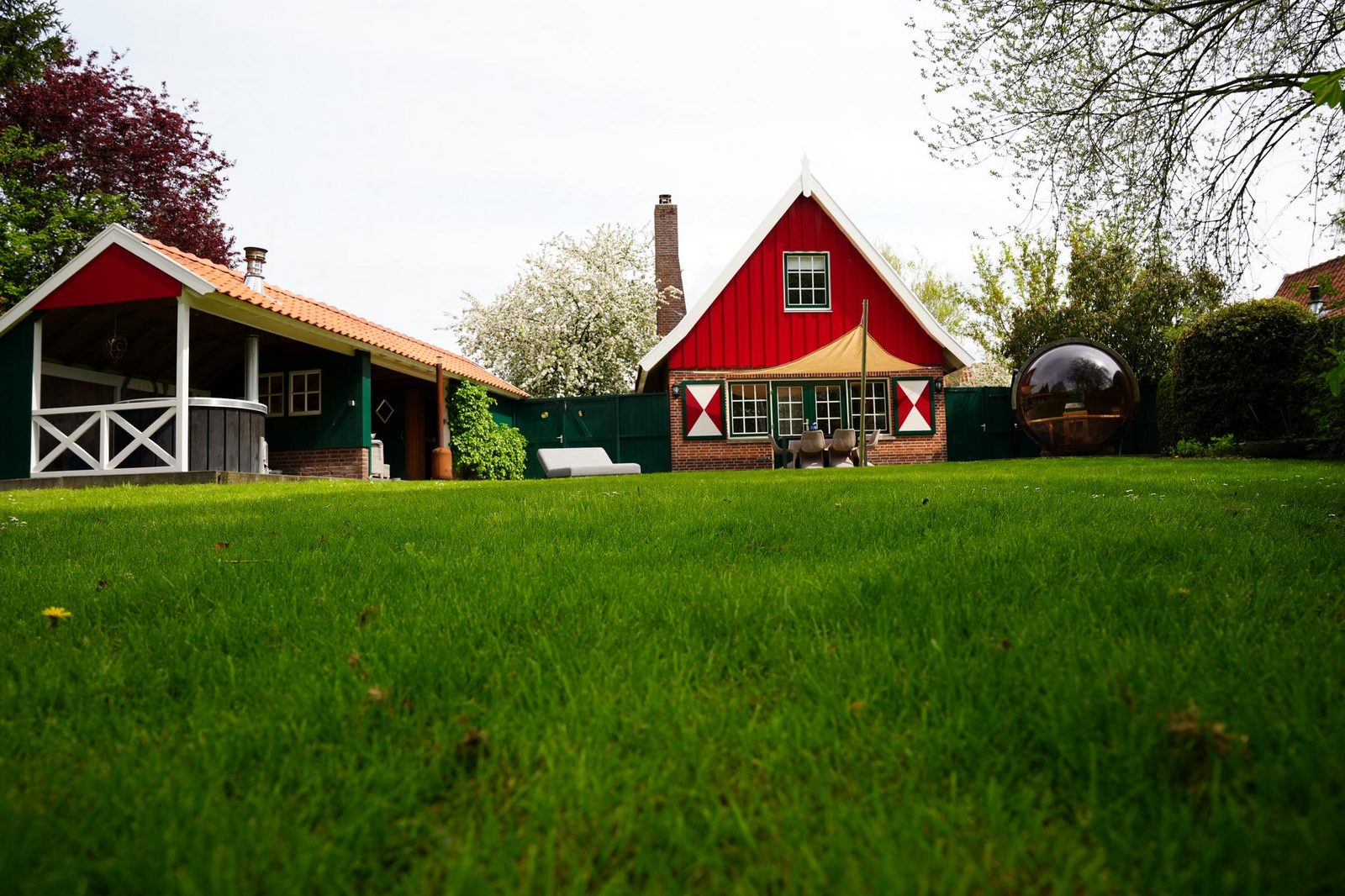 De Appelbloesem 6-persoons met overdekte hottub, barrelsauna, lounge, wifi
