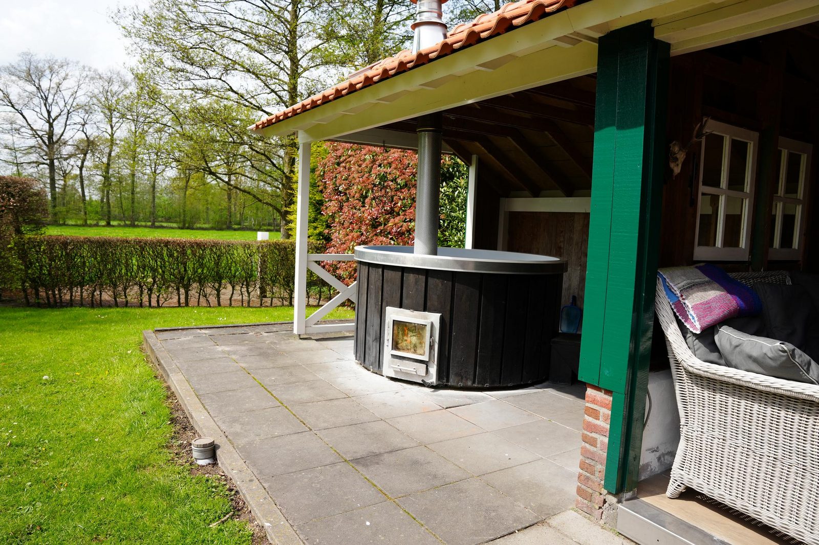 De Appelbloesem 6-persoons met overdekte hottub, barrelsauna, lounge, wifi