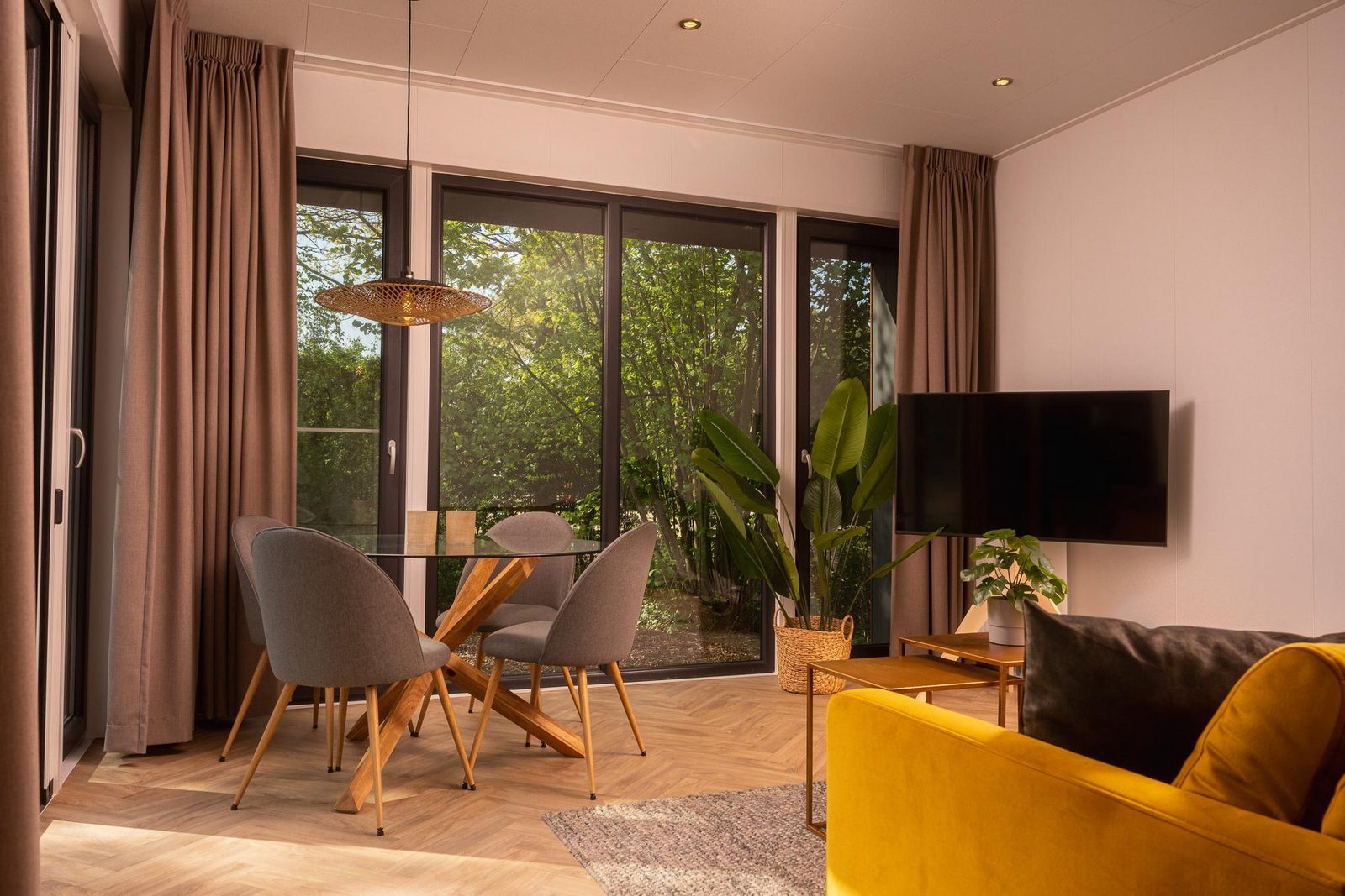 Group accommodation [7x Happy Oak Lodge 28p]