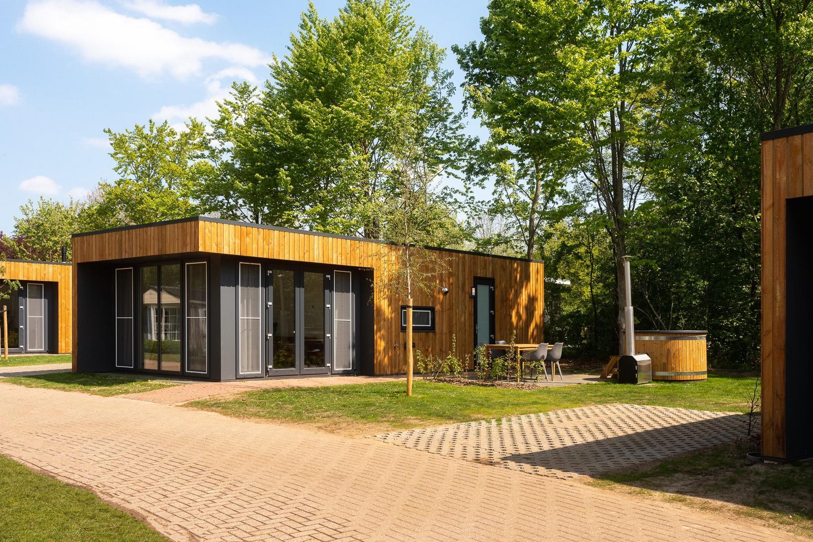 Group accommodation [7x Happy Oak Lodge 28p]