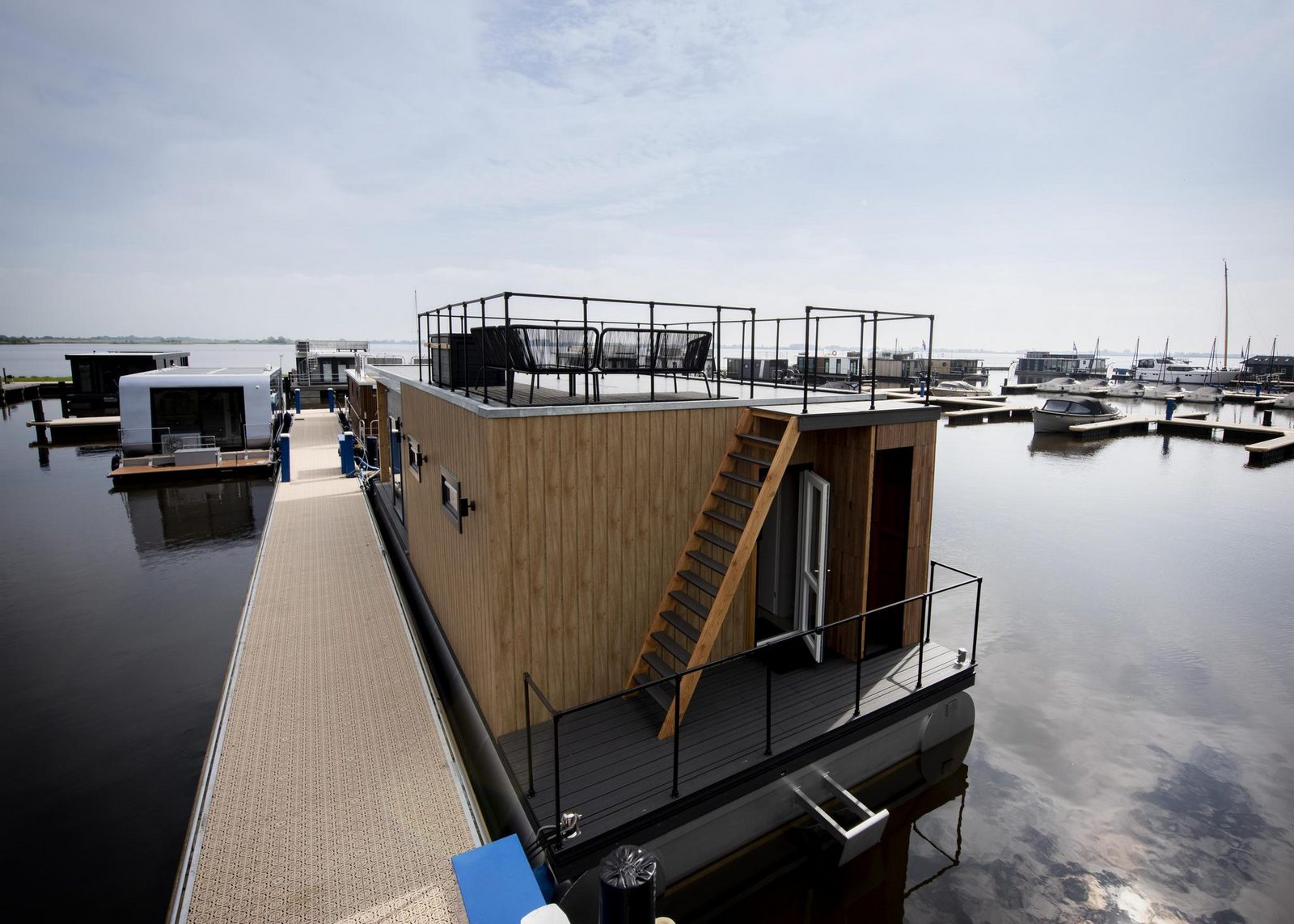 Houseboat 'RiggelBrug Sneekermeer' - Paviljoenwei 4-25 | Sneek (Offingawier)