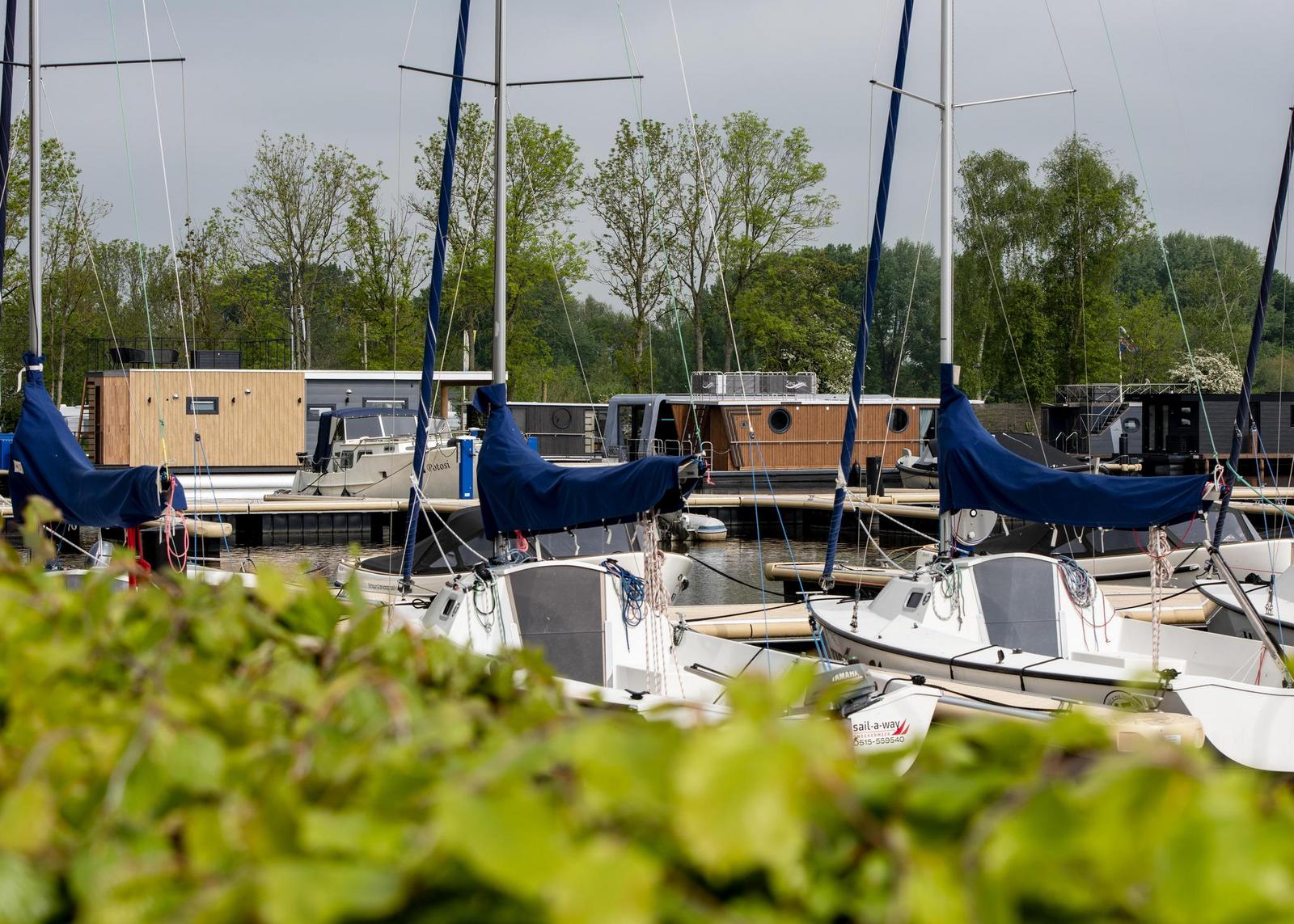 Houseboat 'RiggelBrug Sneekermeer' - Paviljoenwei 4-25 | Sneek (Offingawier)