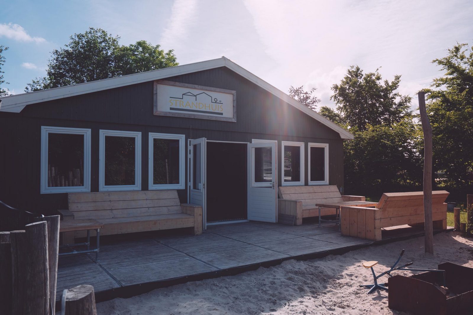 Groepsruimte het Strandhuis + 6 Tiny Houses (24 personen)