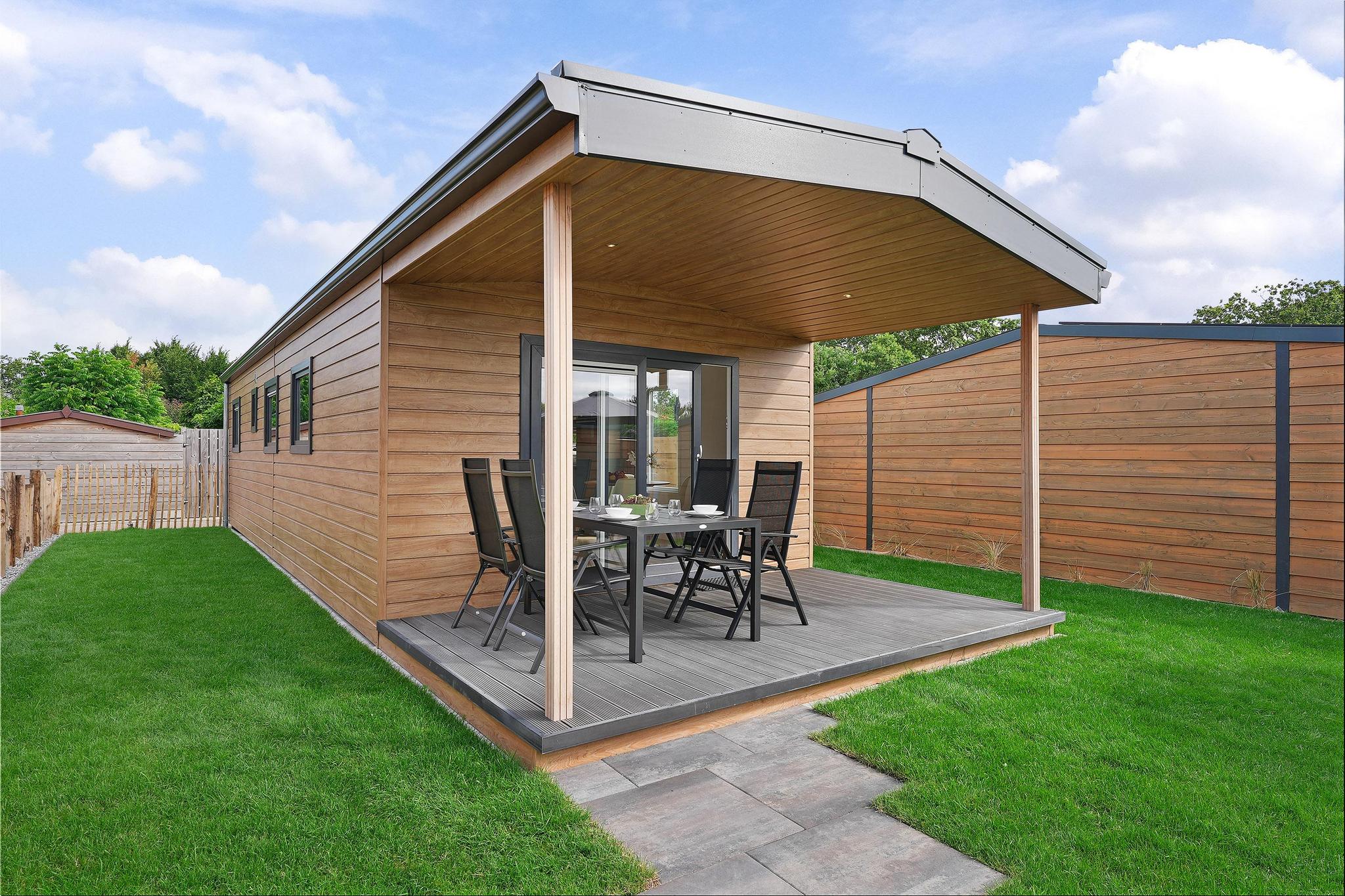 Fijne chalet met veranda en ruime ruin, vlakbij het strand en de duinen.