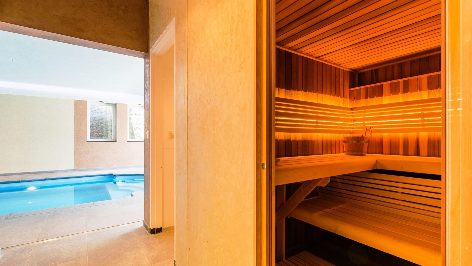 Witte Villa I luxe vakantiehuis Limburg met zwembad en sauna