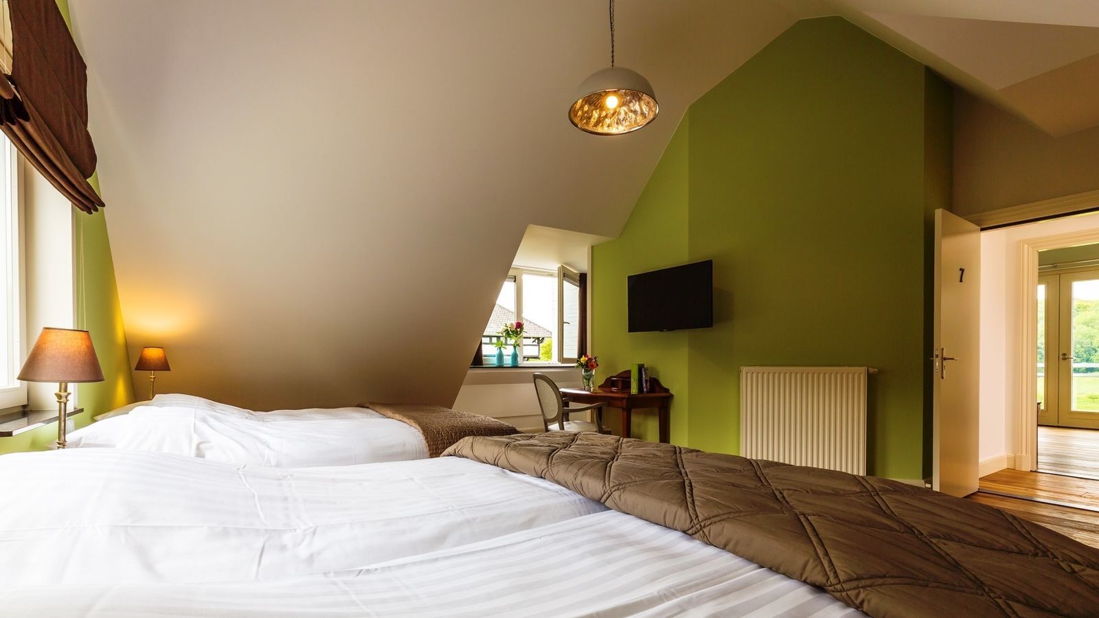 Witte Villa I luxe vakantiehuis Limburg met zwembad en sauna
