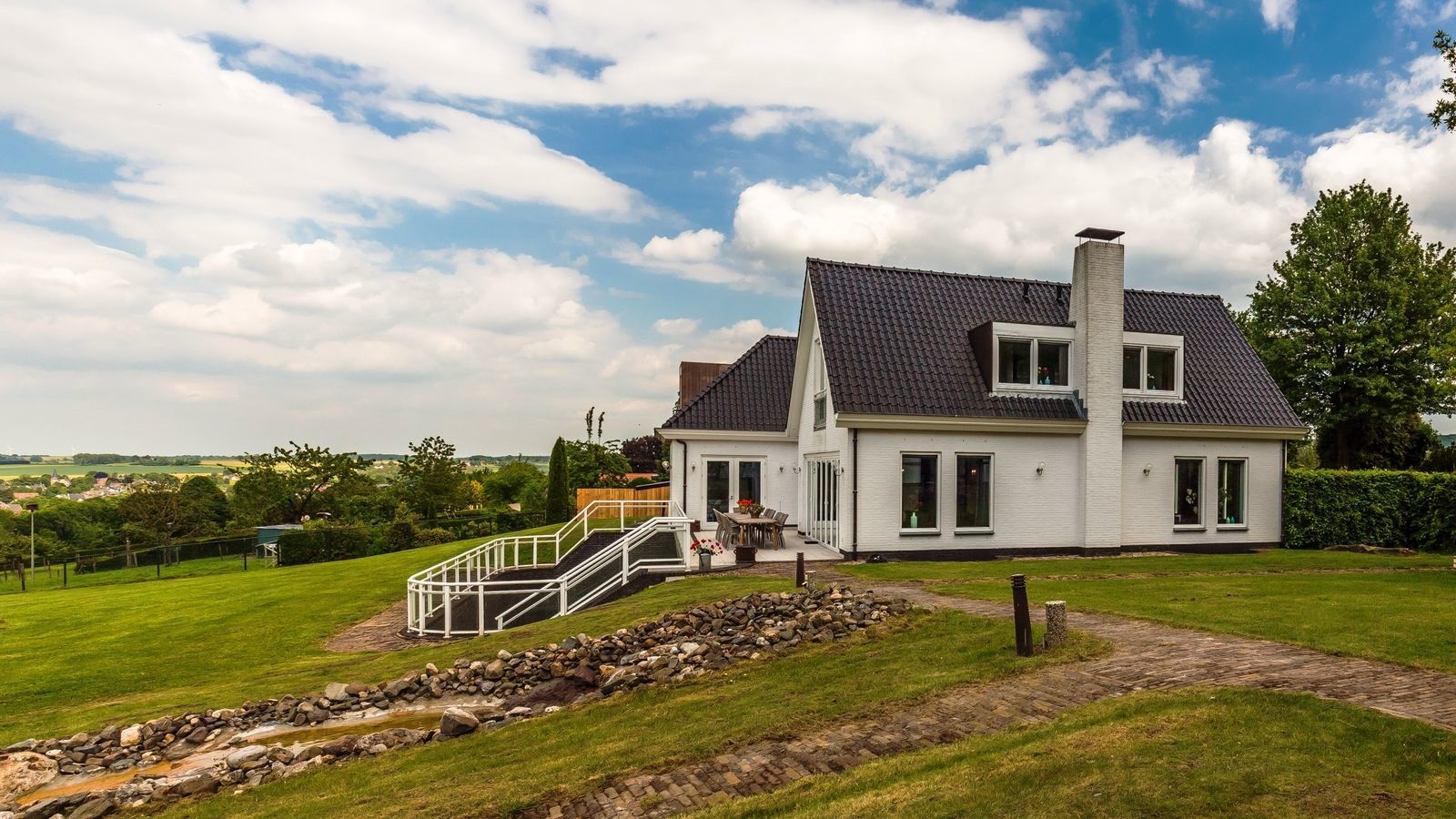 Witte Villa I luxe vakantiehuis Limburg met zwembad en sauna