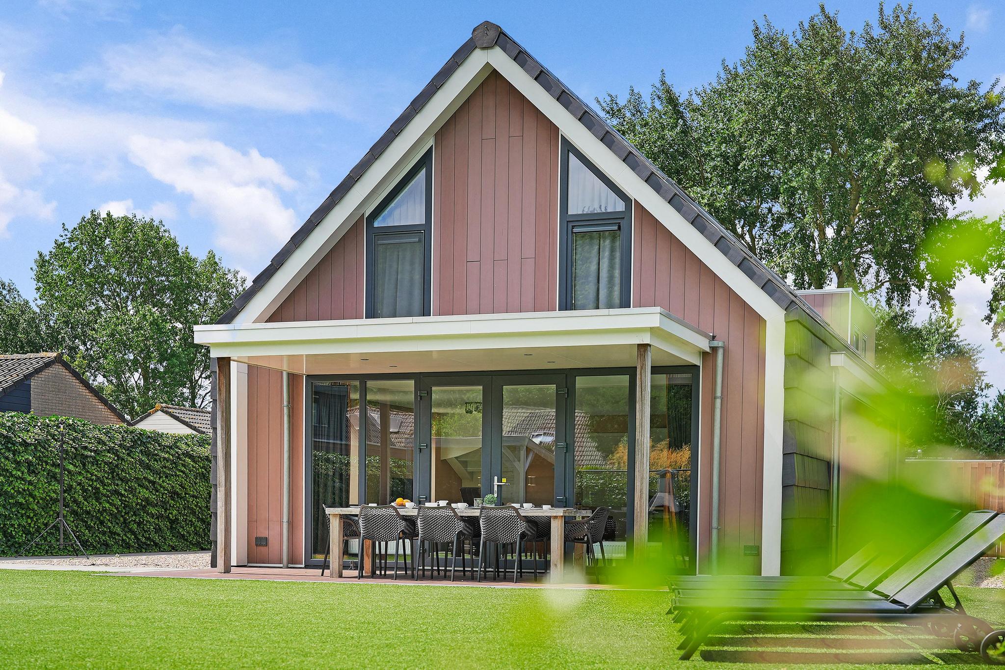 Prachtige luxe villa op 2 minuten van het strand met grote tuin, jacuzzi, veranda en trampoline.