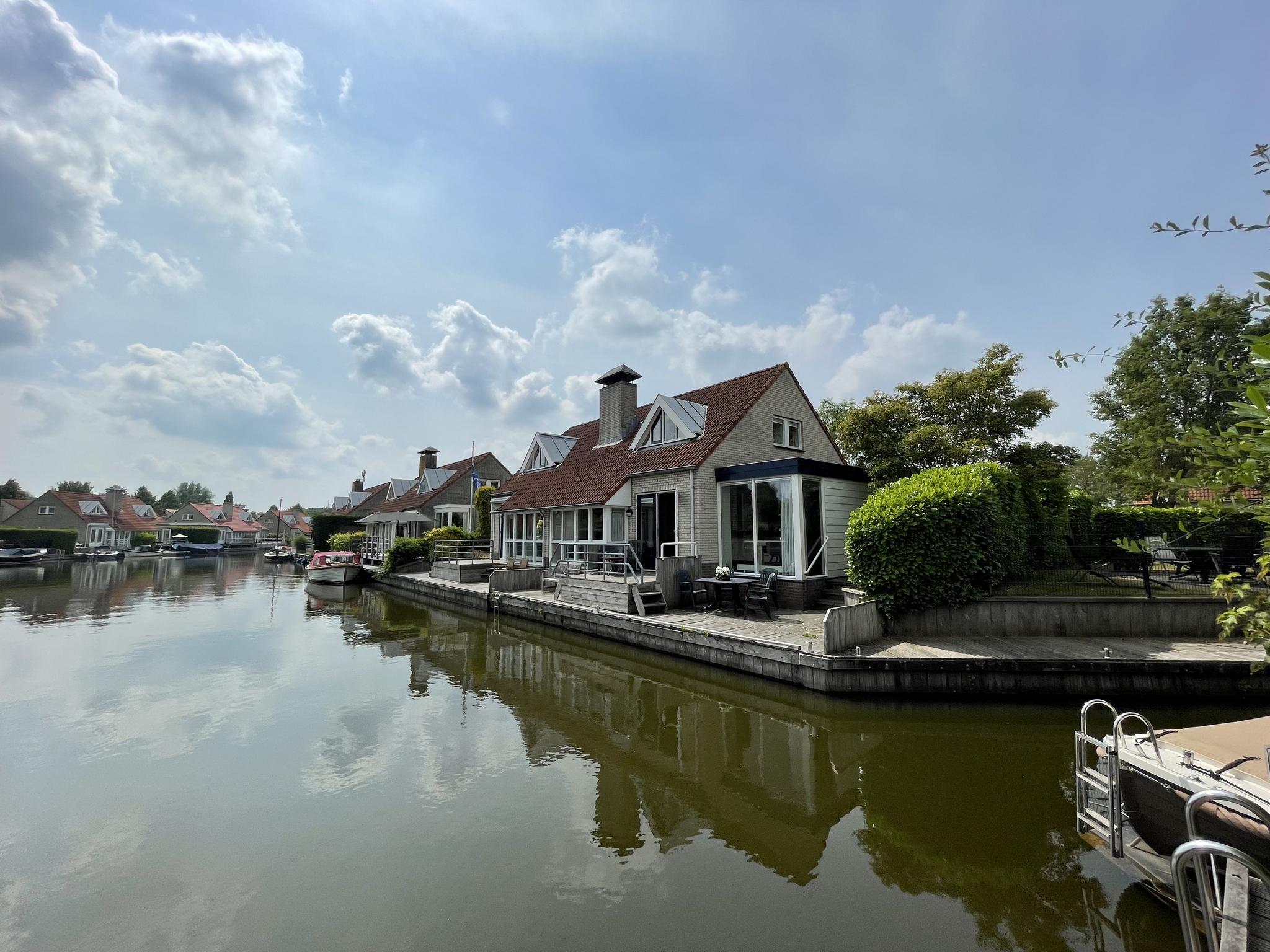Gemütliches Ferienhaus am Wasser mit Terrasse und Steg