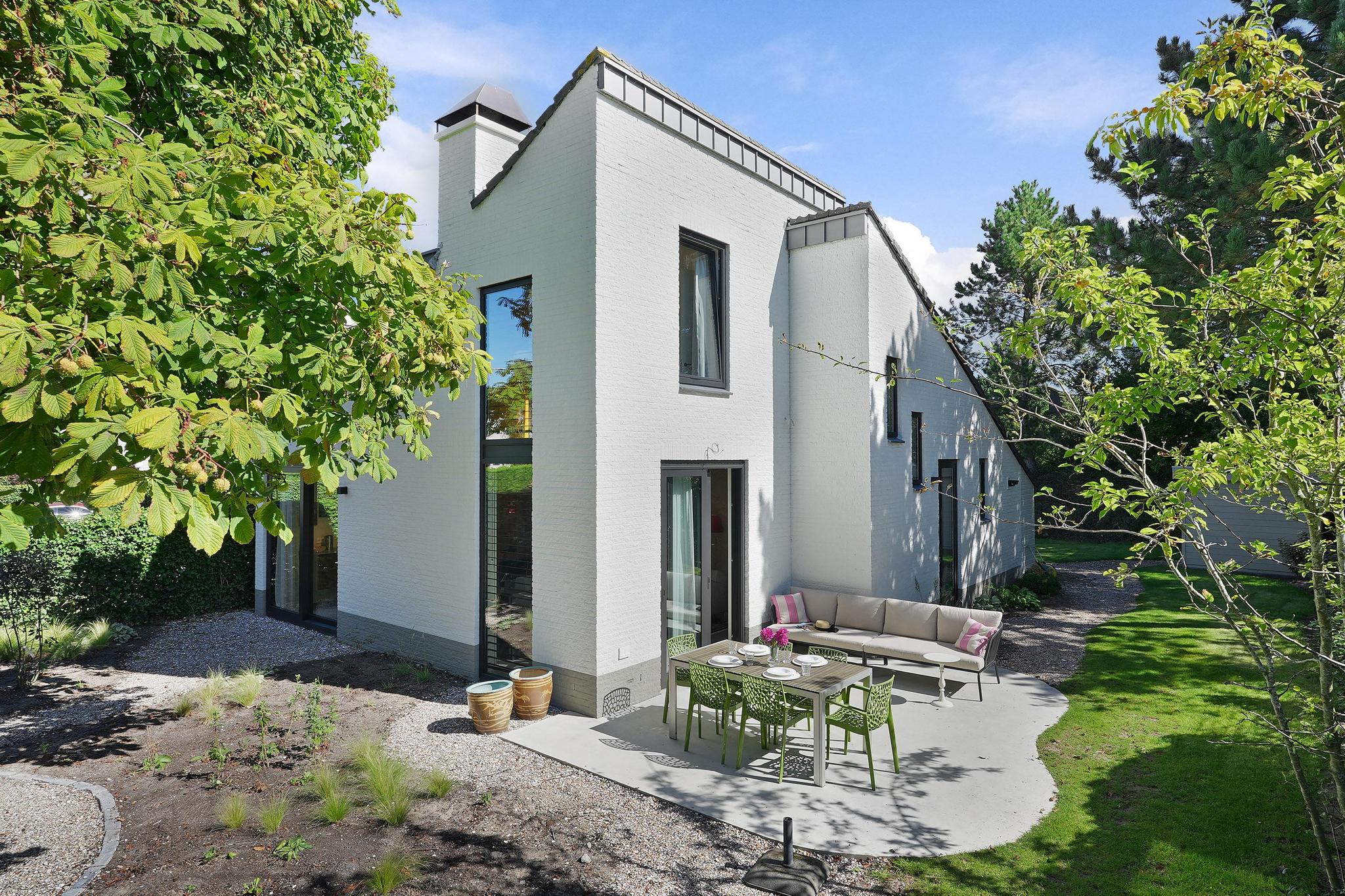 Doggersbank 38 ist ein luxuriöses und stilvolles Ferienhaus mit geschmackvoller Einrichtung, großem Garten und gemütlichem Kaminofen für ultimativen Komfort am Meer.