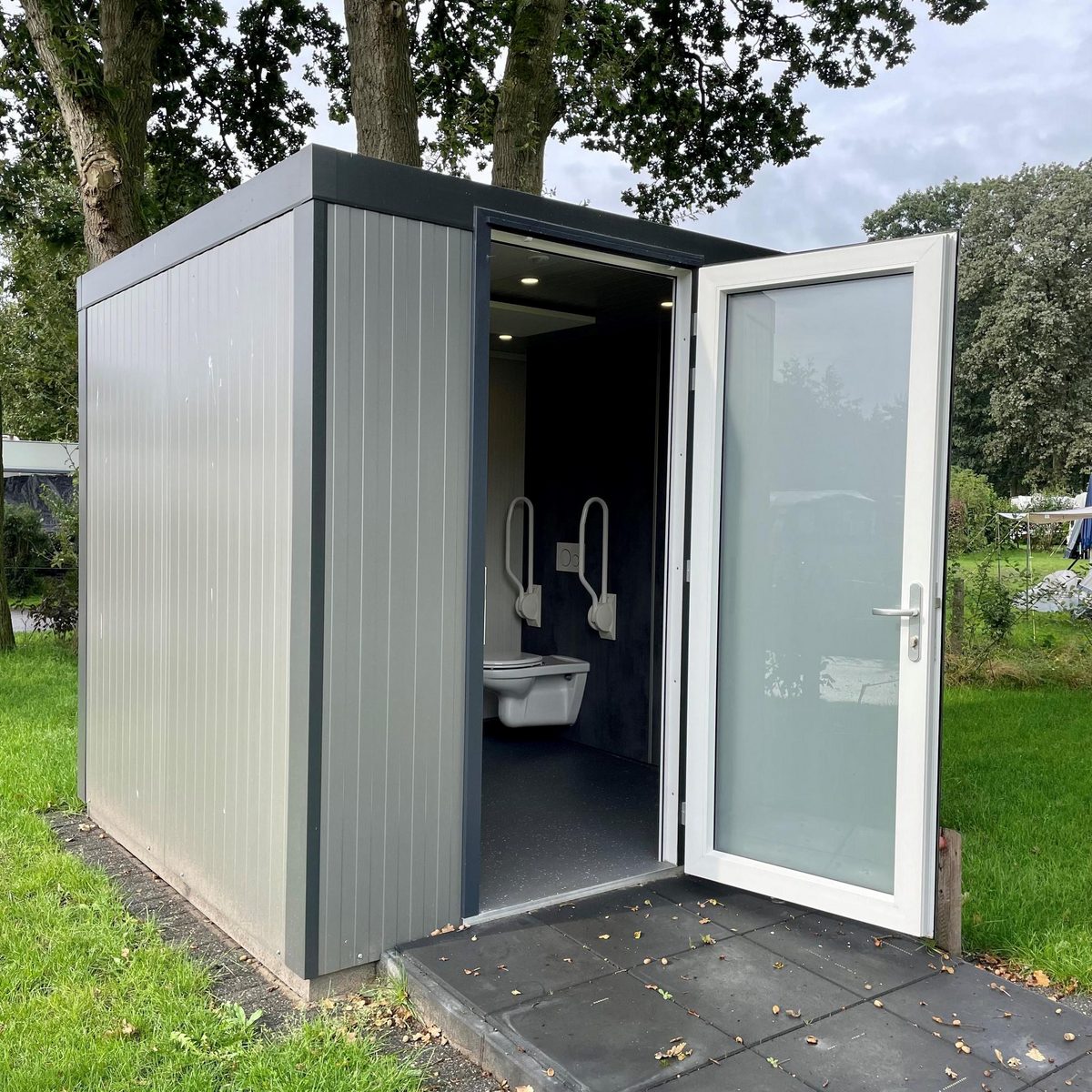 Komfortplatz mit Private Sanitär für Behinderte
