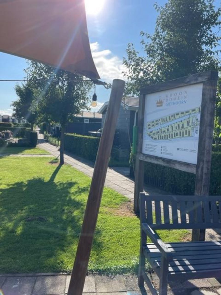 Chalet "De Kleine Belter" für vier Personen mit einer Holzveranda
